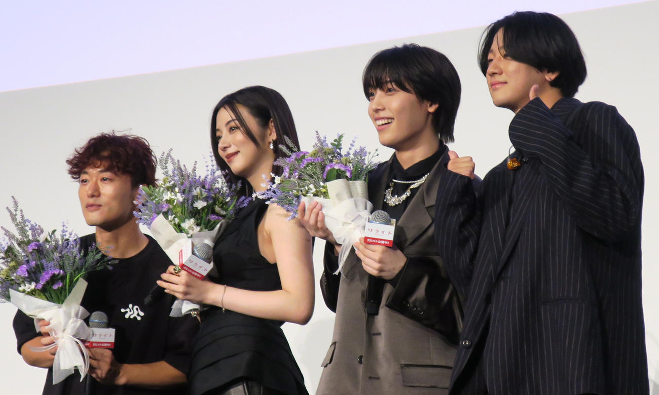 映画「リライト」公開記念舞台あいさつで。左から、松居大悟監督、池田エライザ、阿達慶、Rin音