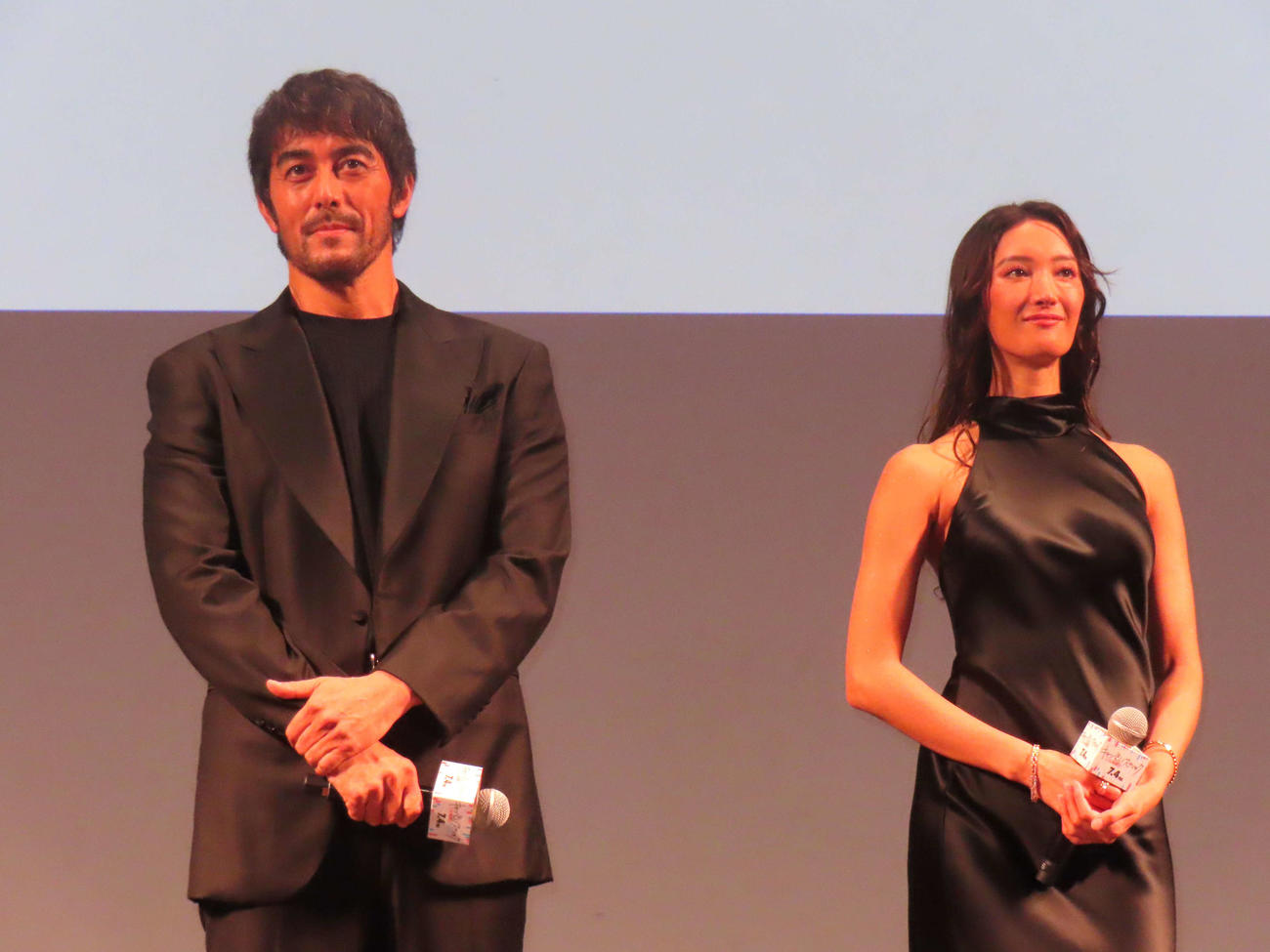 映画「キャンドルスティック」ジャパンプレミアに登壇した阿部寛（左）と菜々緒