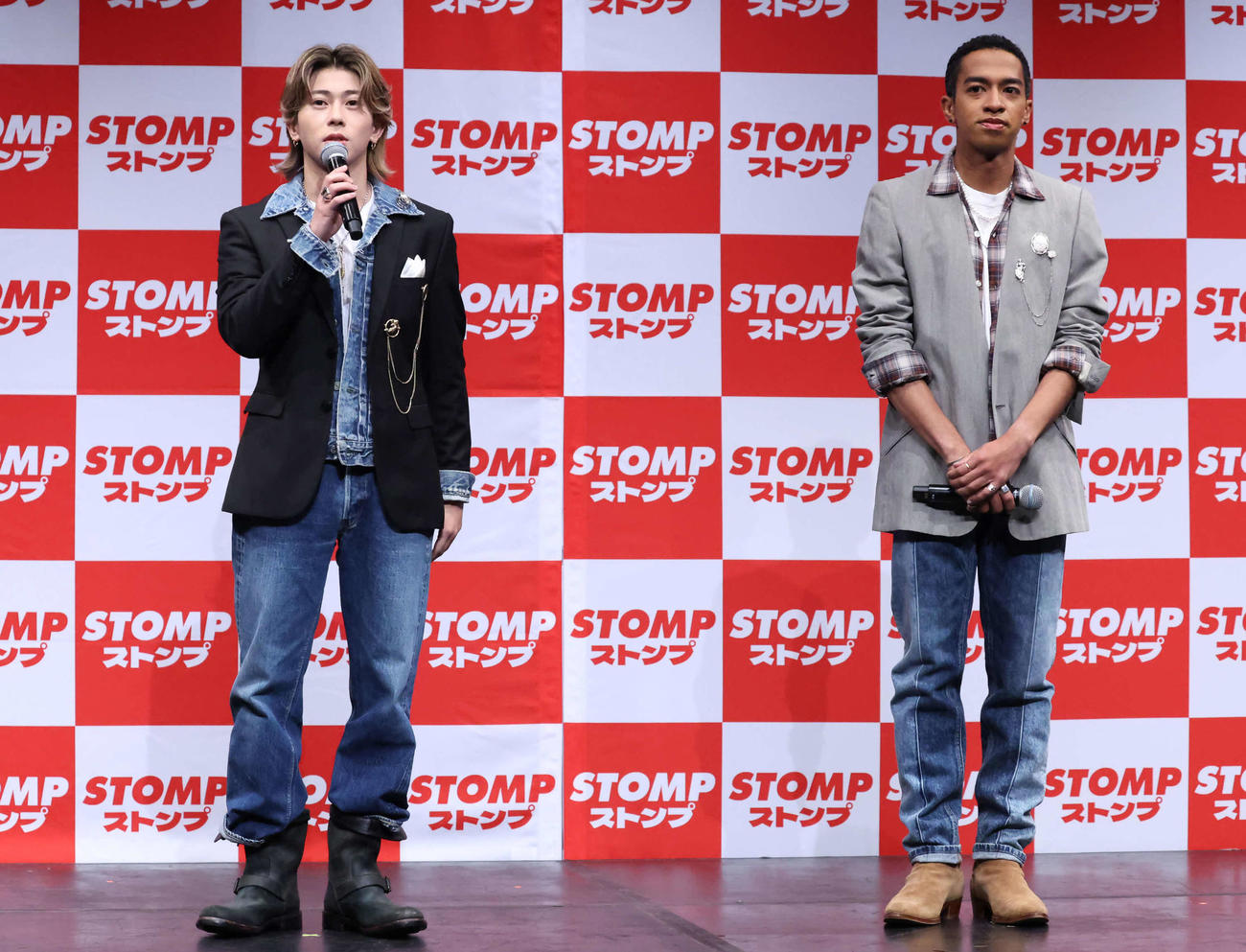 「STOMPストンプ」記者発表会であいさつするスペシャルサポーターを務めるAぇ！groupの末澤誠也（左）と草間リチャード敬太（撮影・丹羽敏通）