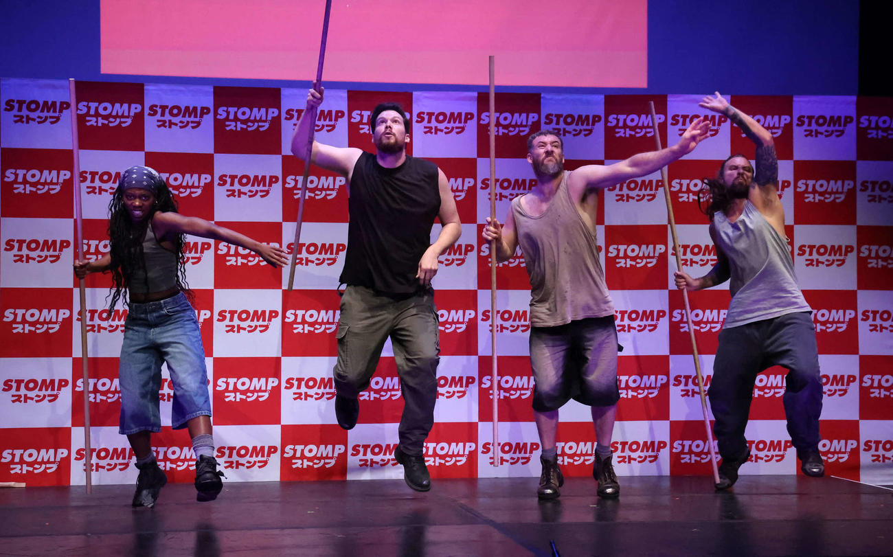 パフォーマンスを披露する来日中のストンパー（撮影・丹羽敏通）