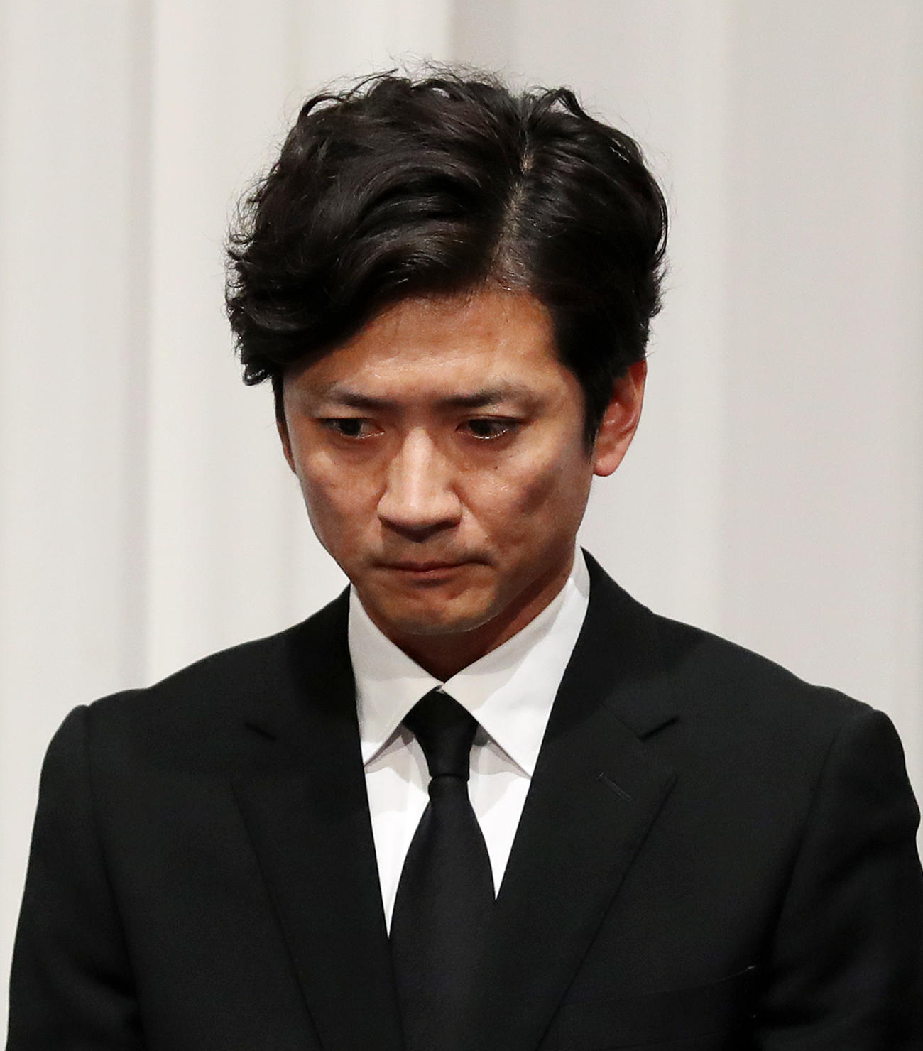険しい表情を見せてうつむく国分太一（18年5月撮影）