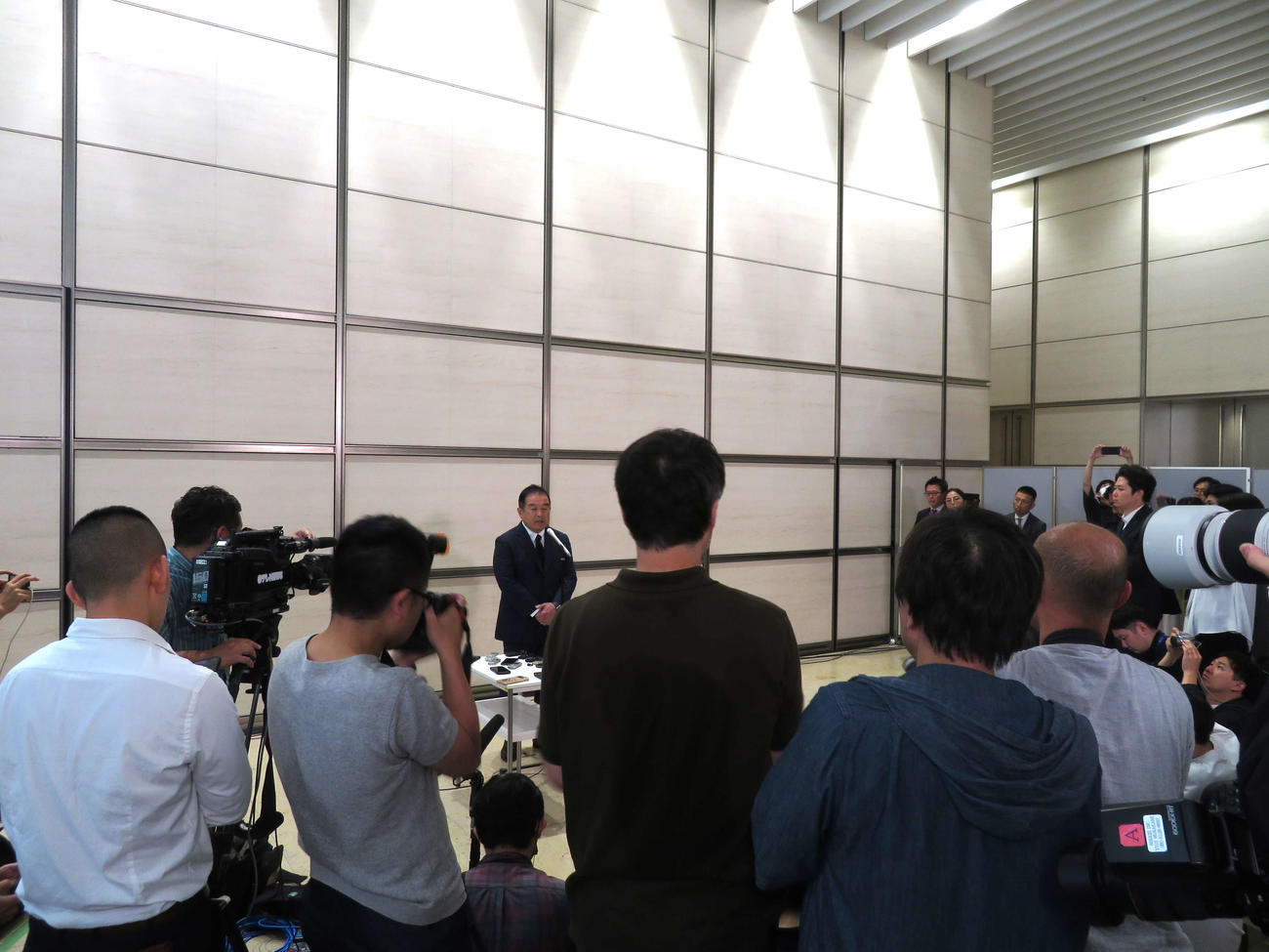 緊急で会見を行った日本テレビの福田博之社長（中央）