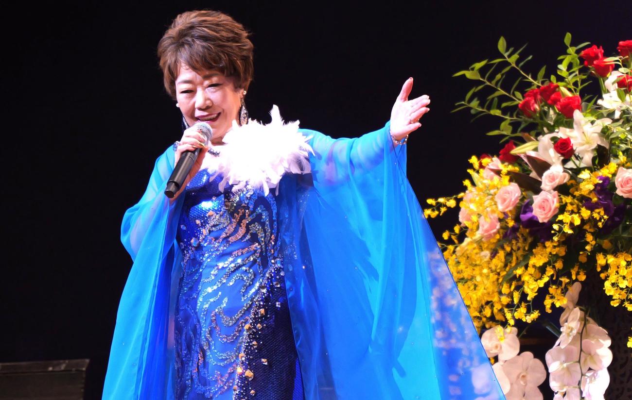 バースデーコンサートで歌う秋元順子