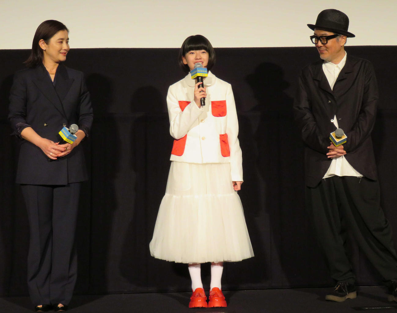 映画「ルノワール」公開記念舞台あいさつに登壇した、左から石田ひかり、鈴木唯、リリー・フランキー（撮影・村上幸将）

