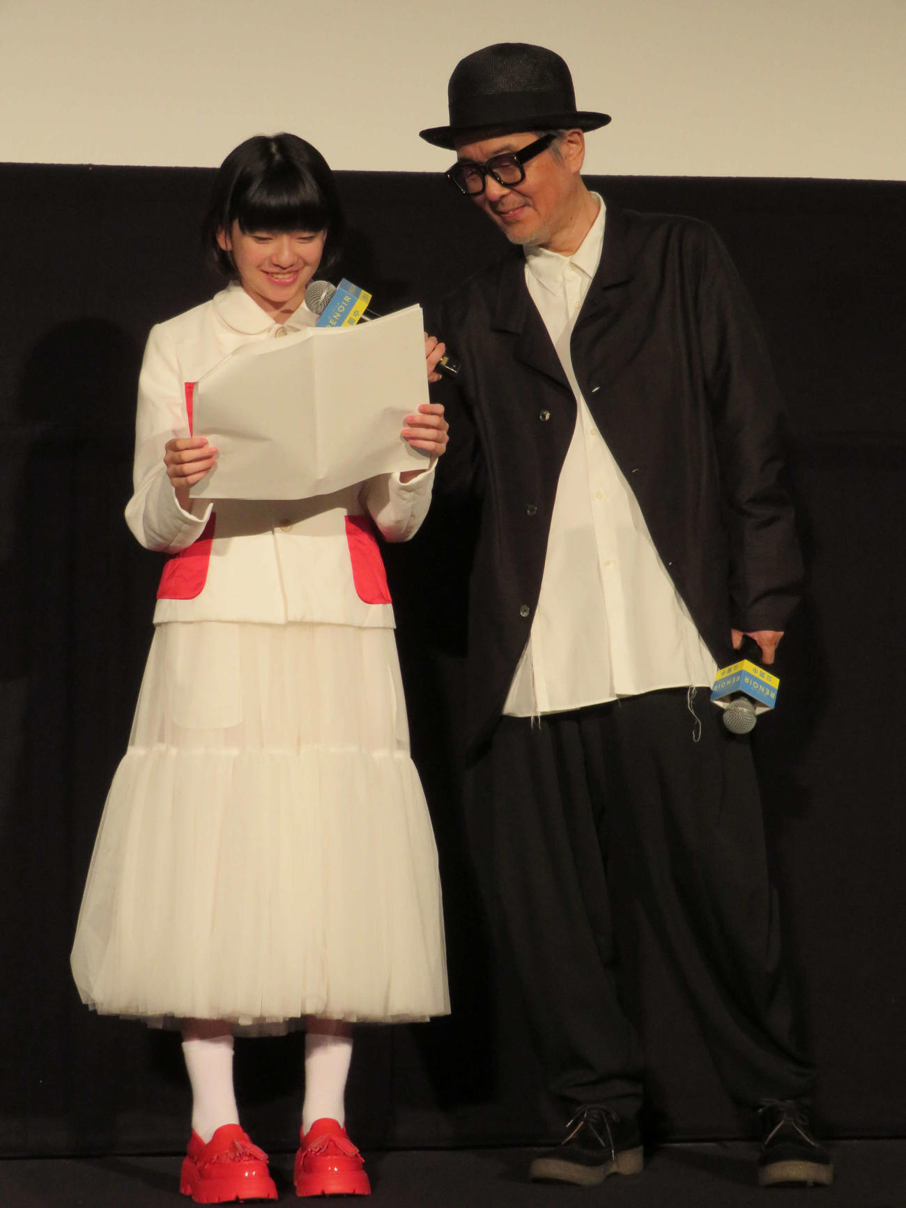 映画「ルノワール」公開記念舞台あいさつで手紙を読む鈴木唯と、マイクを持ちサポートするリリー・フランキー（撮影・村上幸将）
