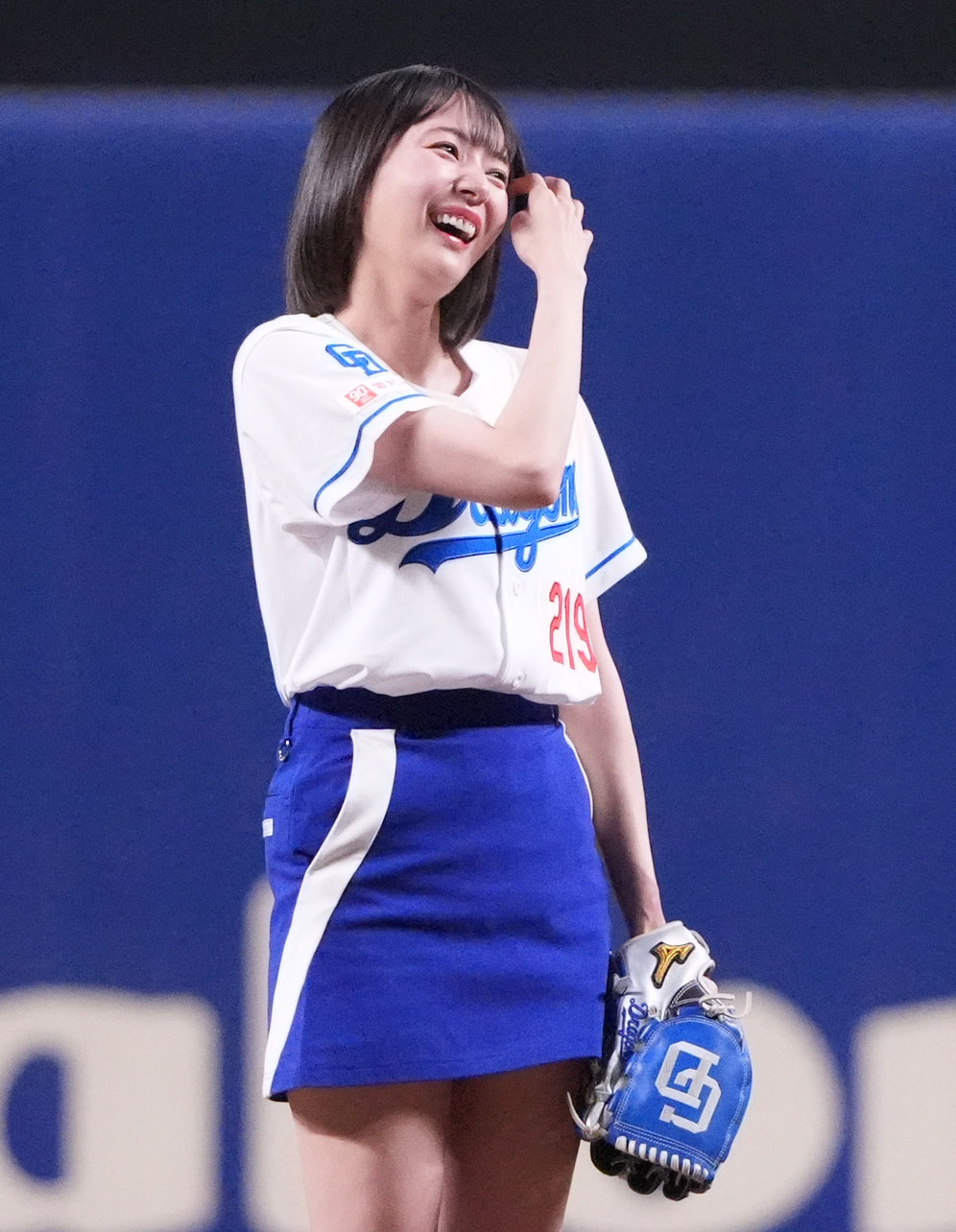 中日対日本ハム　試合前、始球式を行ったプロ雀士の岡田紗佳（撮影・森本幸一）