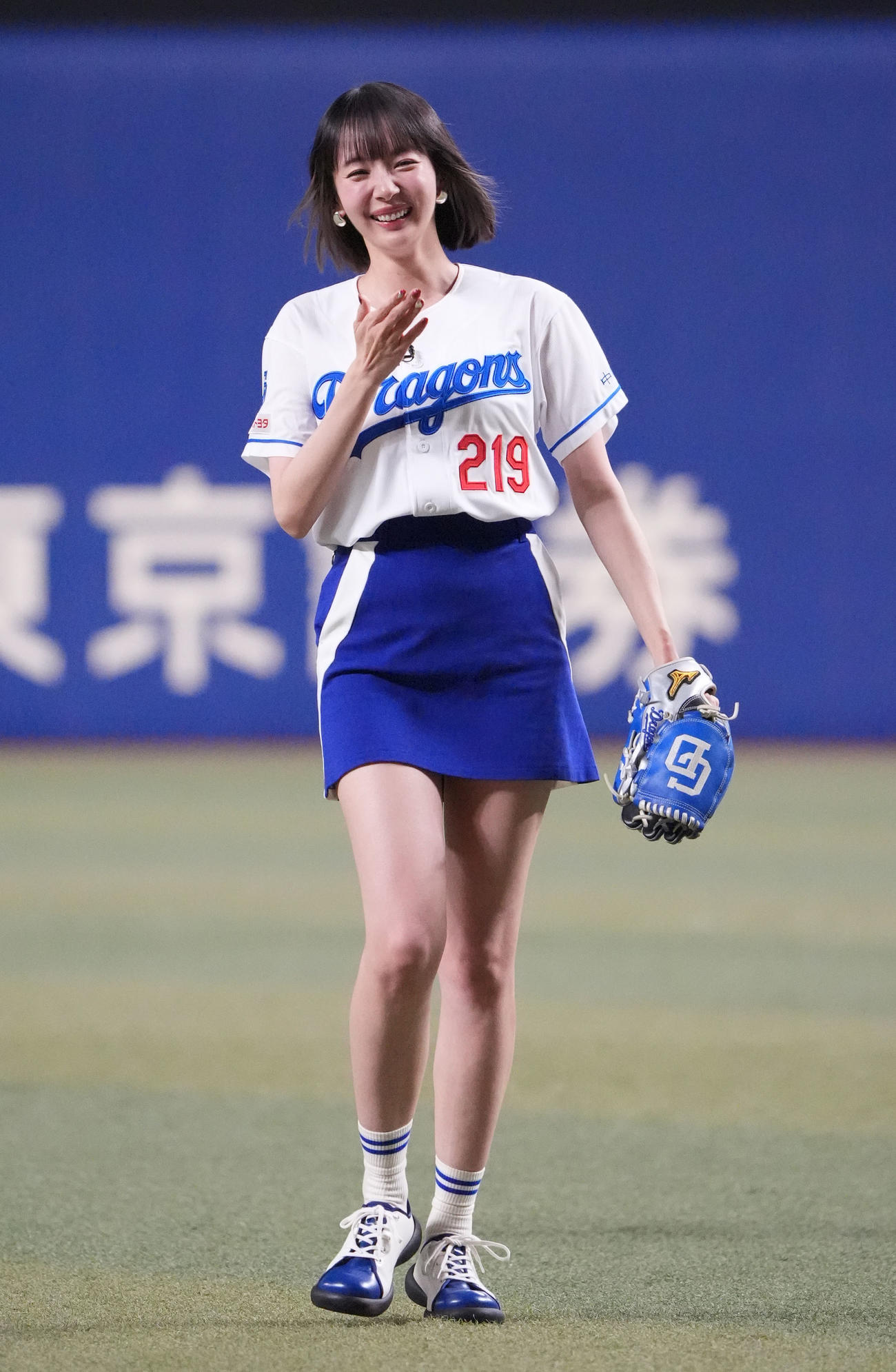 中日対日本ハム　試合前、始球式を行ったプロ雀士の岡田紗佳（撮影・森本幸一）