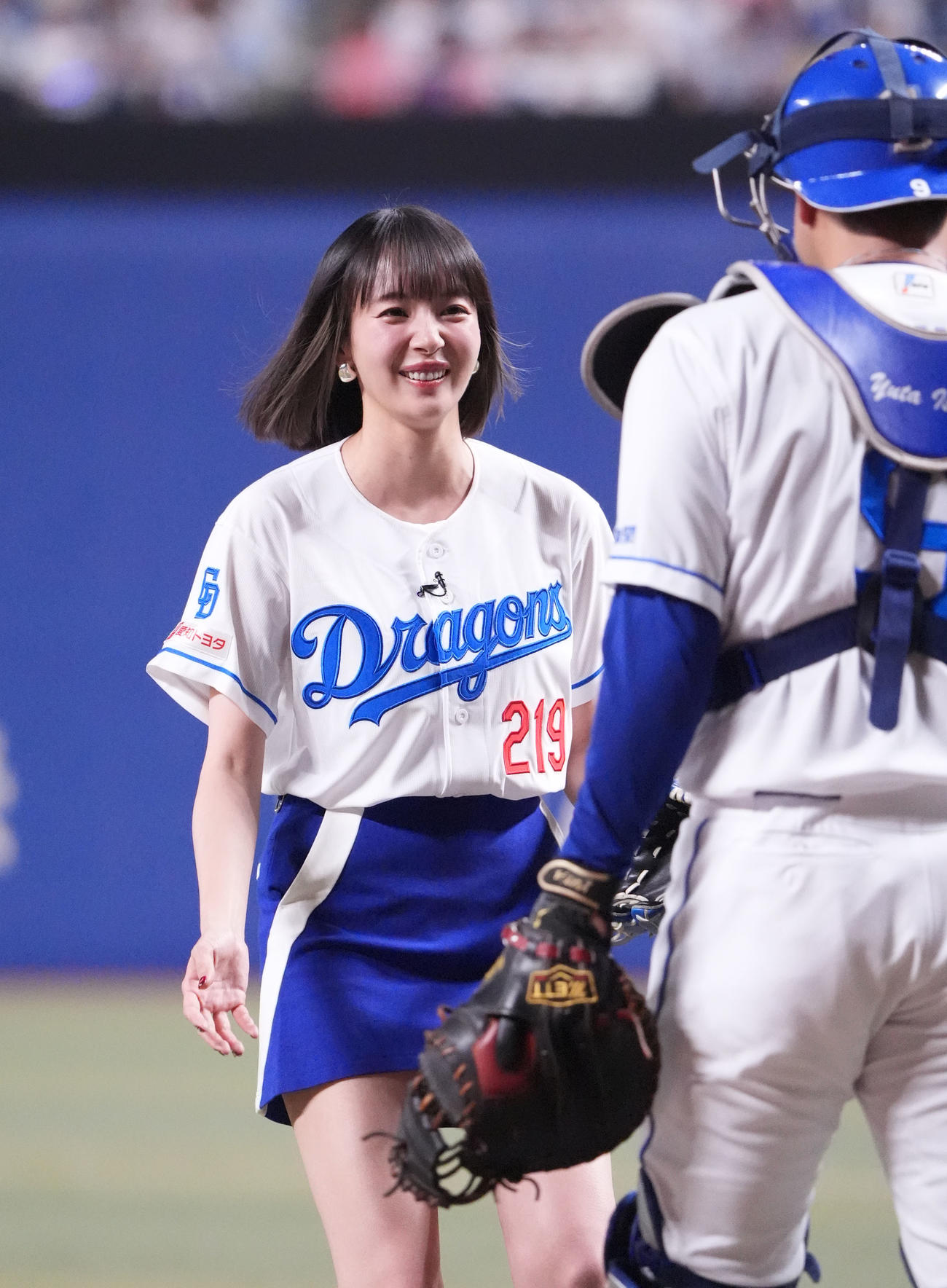 中日対日本ハム　試合前、始球式を行ったプロ雀士の岡田紗佳（撮影・森本幸一）