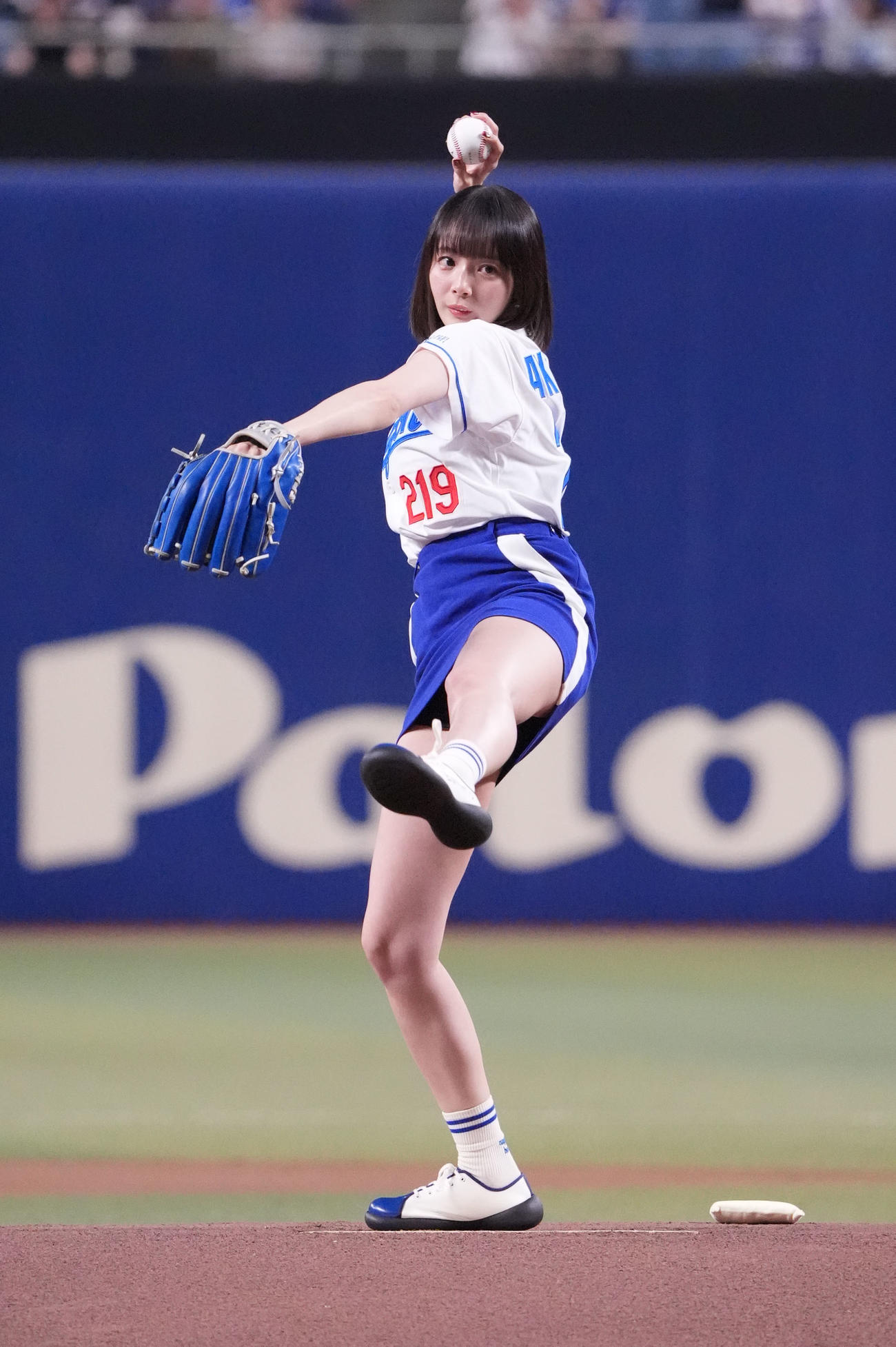 中日対日本ハム　試合前、始球式を行うプロ雀士の岡田紗佳（撮影・森本幸一）