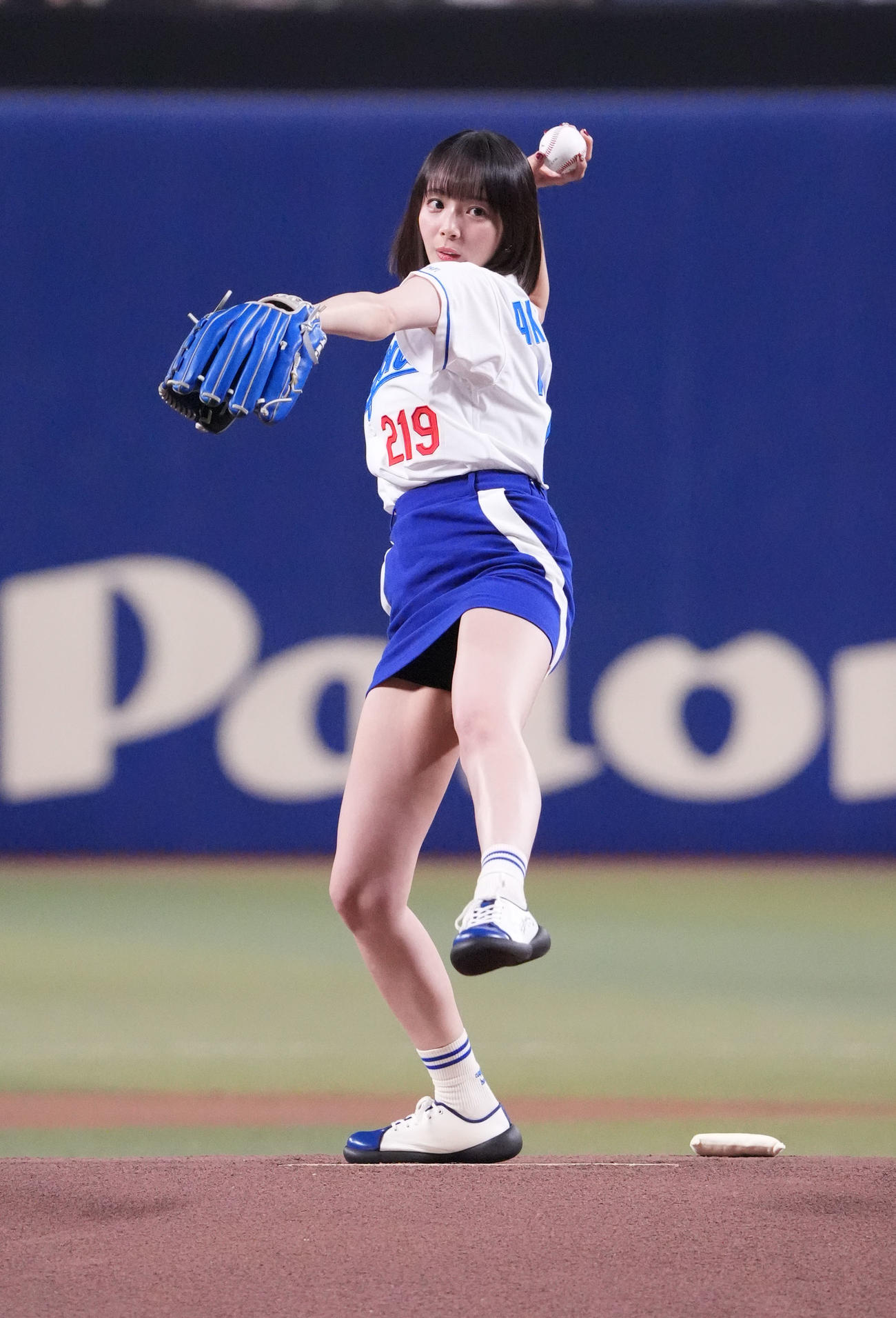 中日対日本ハム　試合前、始球式を行うプロ雀士の岡田紗佳（撮影・森本幸一）