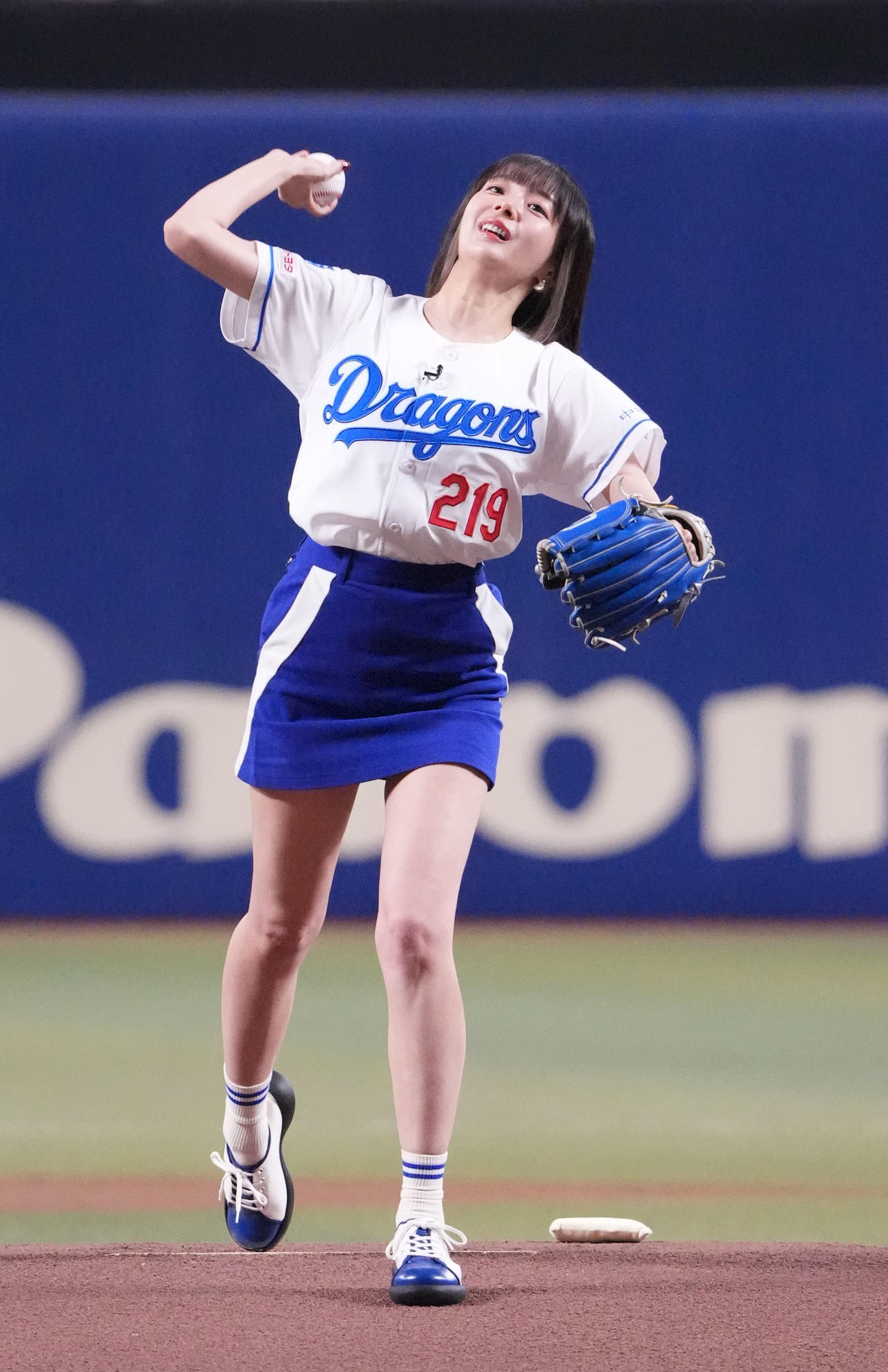 中日対日本ハム　試合前、始球式を行うプロ雀士の岡田紗佳（撮影・森本幸一）