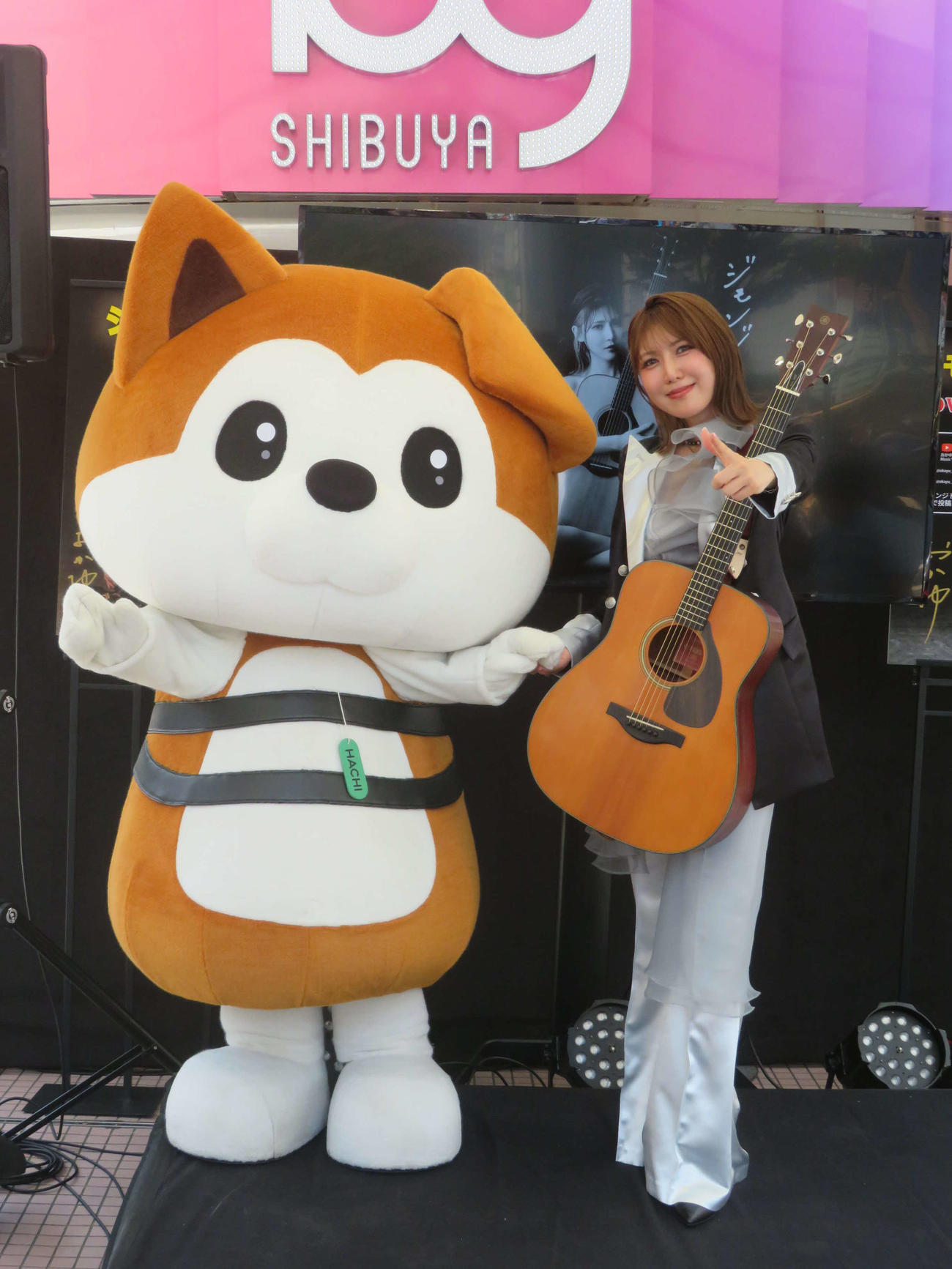 渋谷区観光協会公式キャラクター「SHIBUYAハートHACHI」と写真撮影するおかゆ（撮影・川田和博）