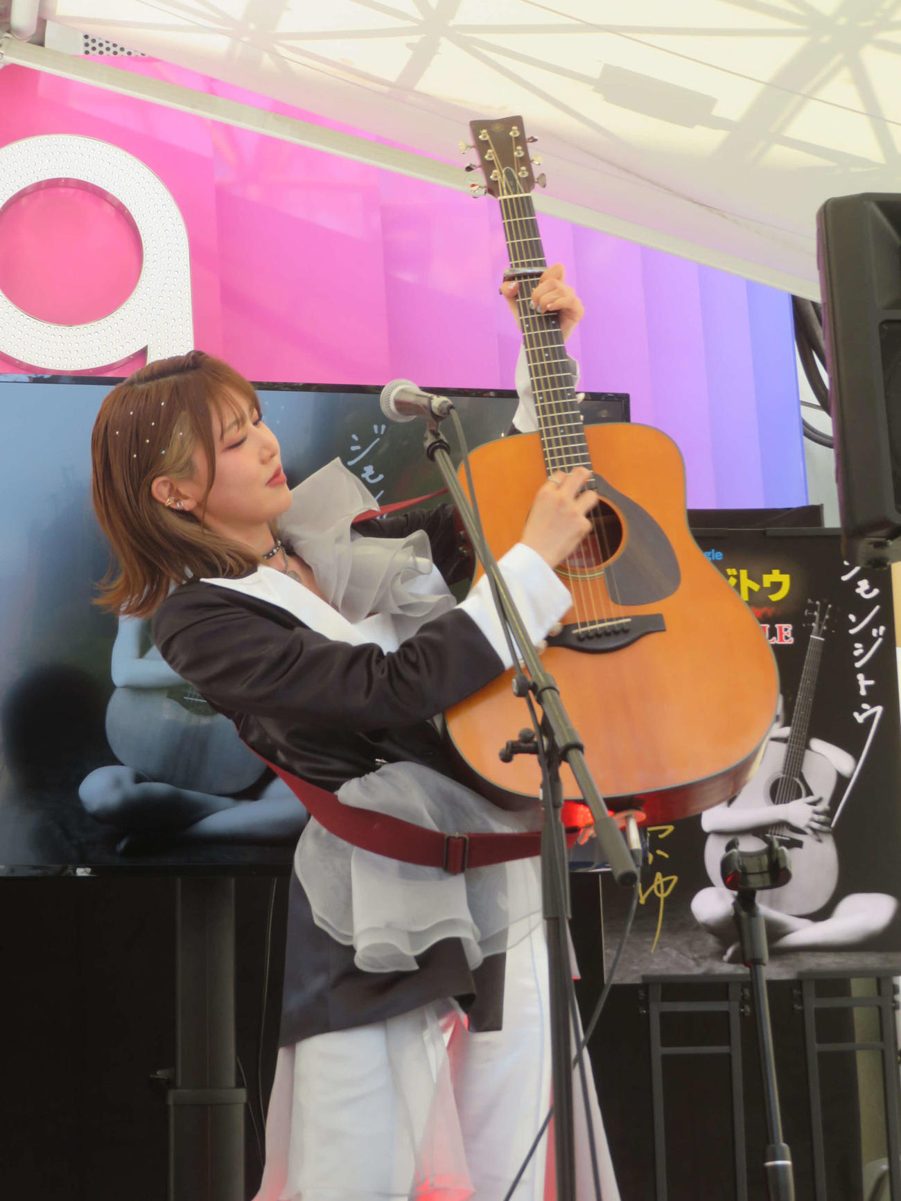新曲「ジモンジトウ」発売記念ミニライブを行ったおかゆ（撮影・川田和博）