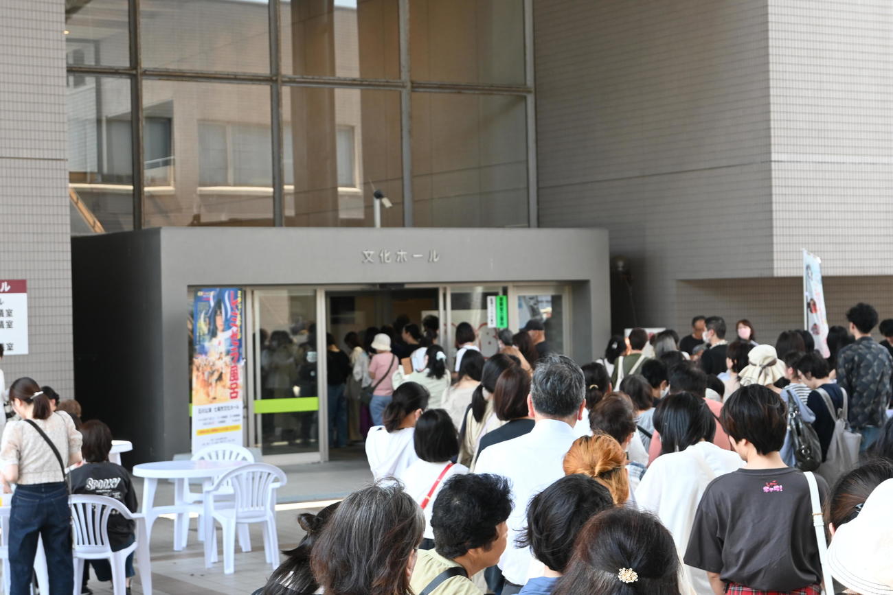 石川県七尾市で行われた松岡昌宏の主演舞台「家政夫のミタゾノ　THE STAGE　レ・ミゼラ風呂」の会場には多くの来場者が詰めかけた（撮影・松浦隆司）