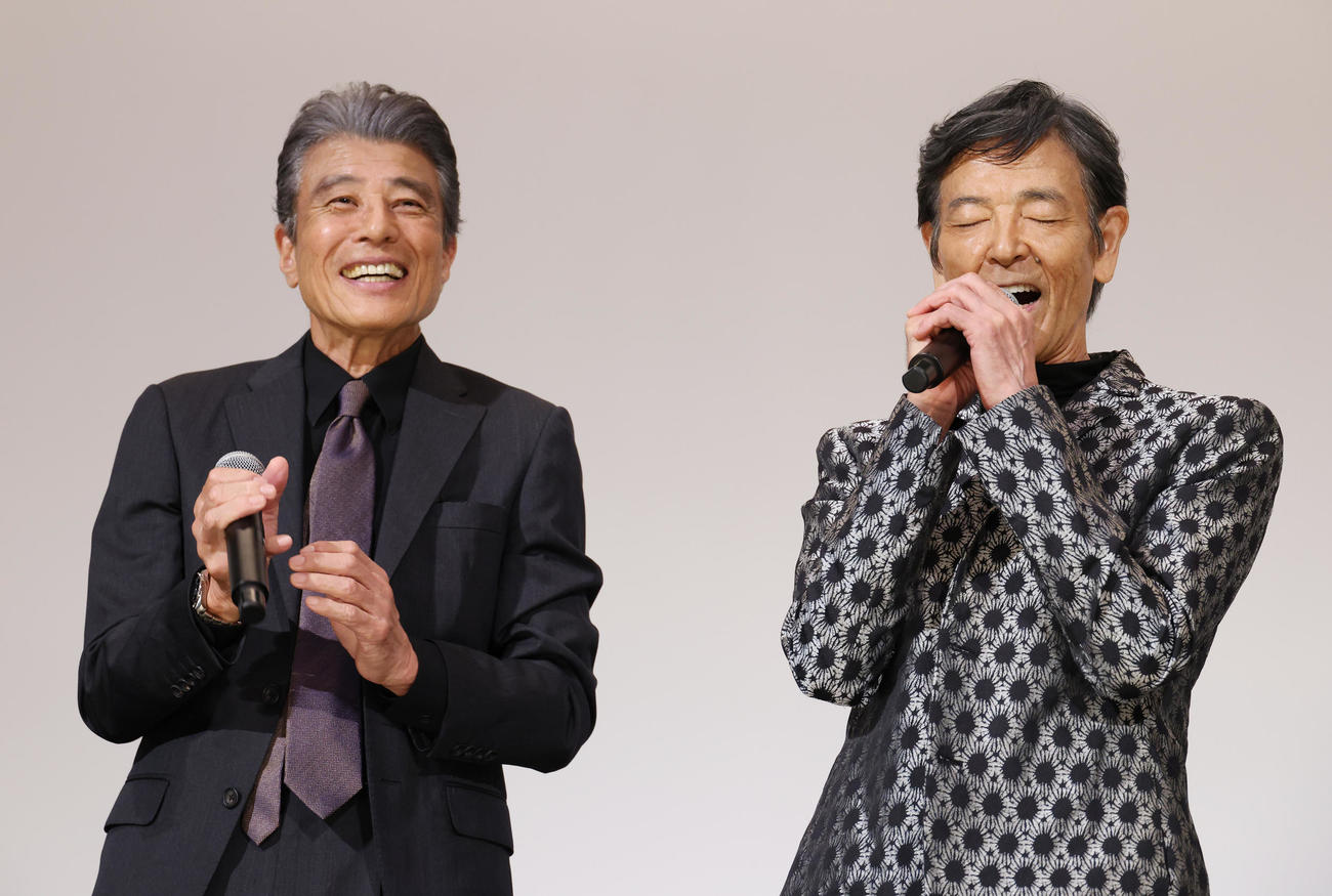 映画「あぶない刑事」舞台あいさつのエンディングで「あぶない刑事は永遠に不滅です。長嶋さんに愛を込めて」と語った柴田恭兵（右）と舘ひろし（撮影・中島郁夫）