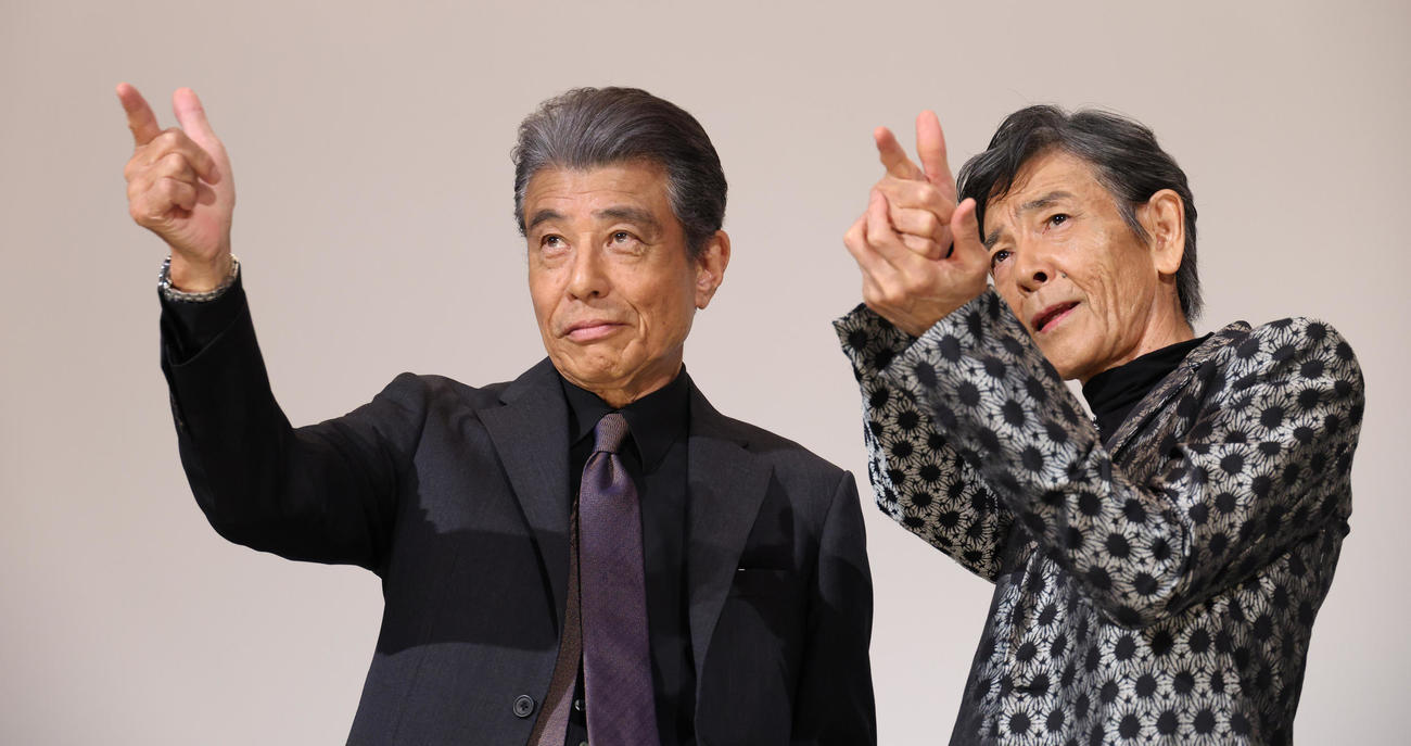映画「あぶない刑事」舞台あいさつでポーズを決める舘ひろし（左）と柴田恭兵（撮影・中島郁夫）