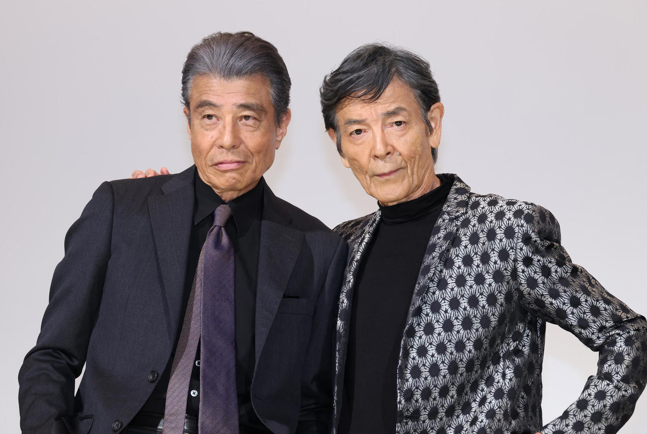 サングラスを外し映画「あぶない刑事」舞台あいさつの記念撮影をする舘ひろし（左）と柴田恭兵（撮影・中島郁夫）