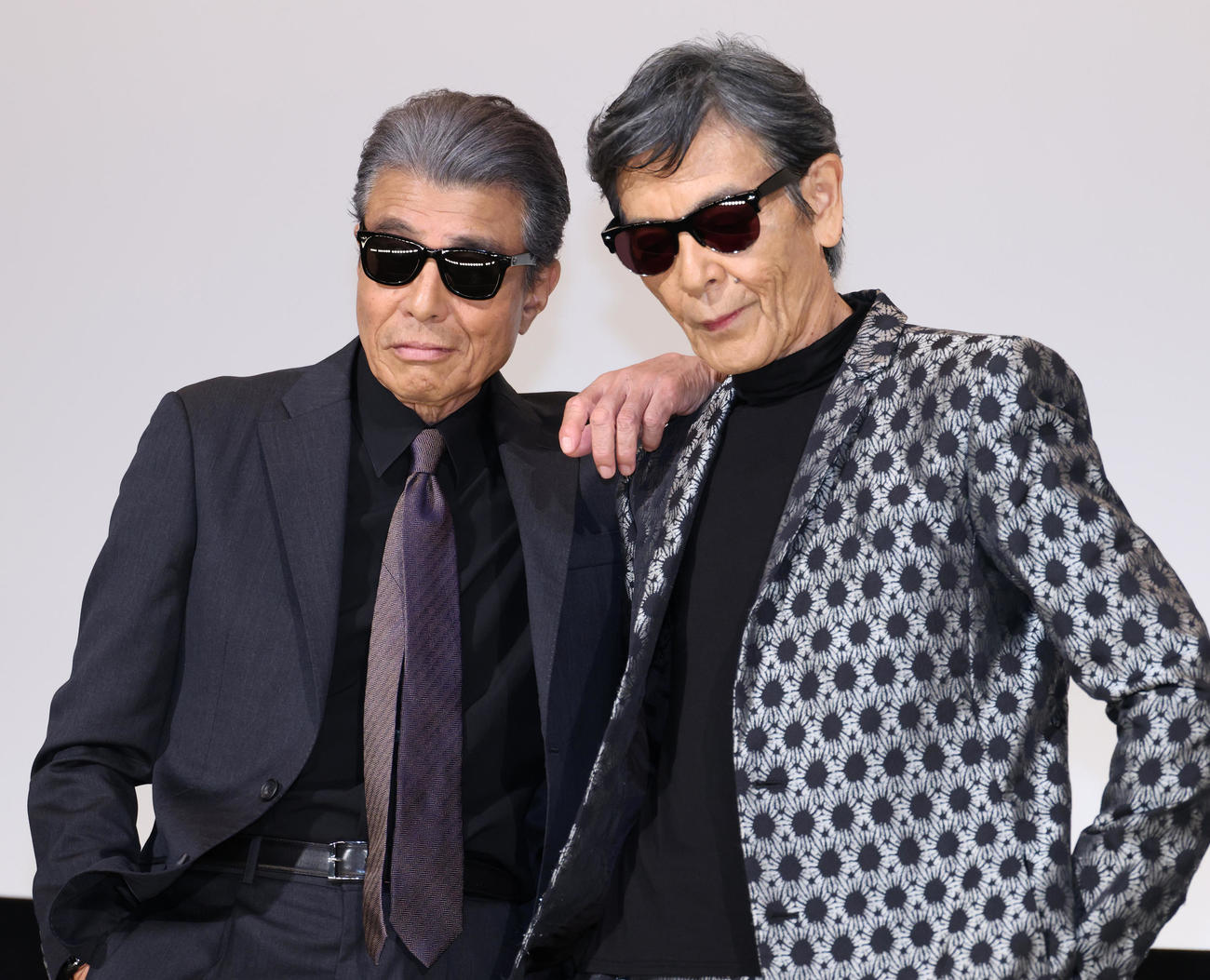 映画「あぶない刑事」舞台あいさつで記念撮影する舘ひろし（左）と柴田恭兵（撮影・中島郁夫）