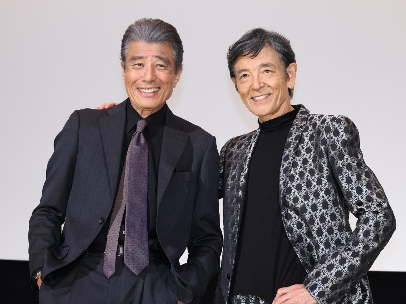 サングラスを外し映画「あぶない刑事」舞台あいさつの記念撮影をする舘ひろし（左）と柴田恭兵（撮影・中島郁夫）