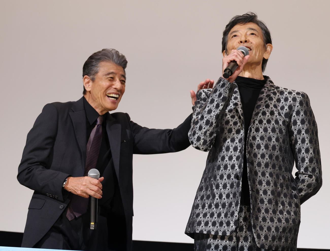 サングラスを外して映画「あぶない刑事」舞台あいさつをする舘ひろし（左）と柴田恭兵（撮影・中島郁夫）