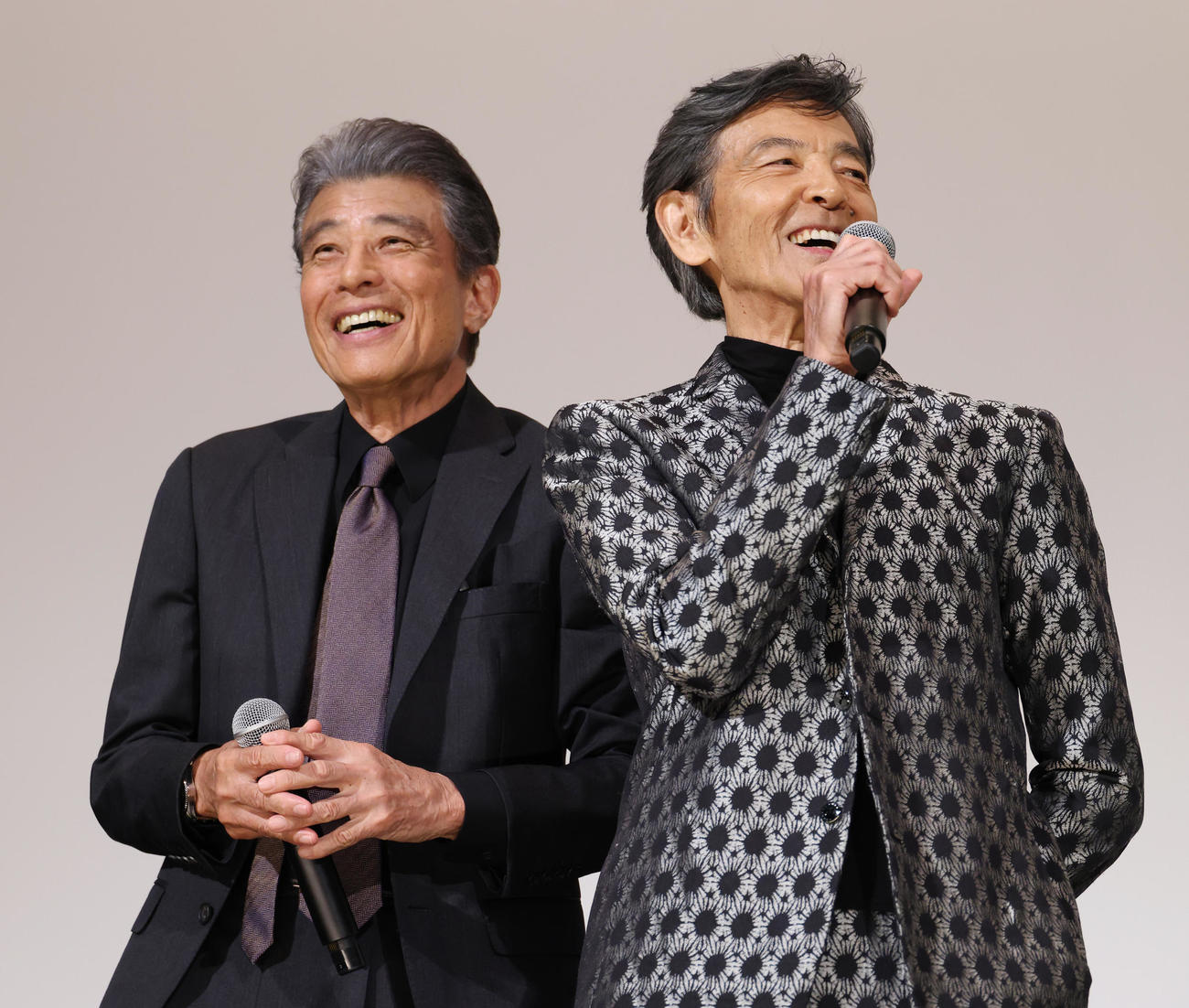 サングラスを外して映画「あぶない刑事」舞台あいさつをする舘ひろし（左）と柴田恭兵（撮影・中島郁夫）