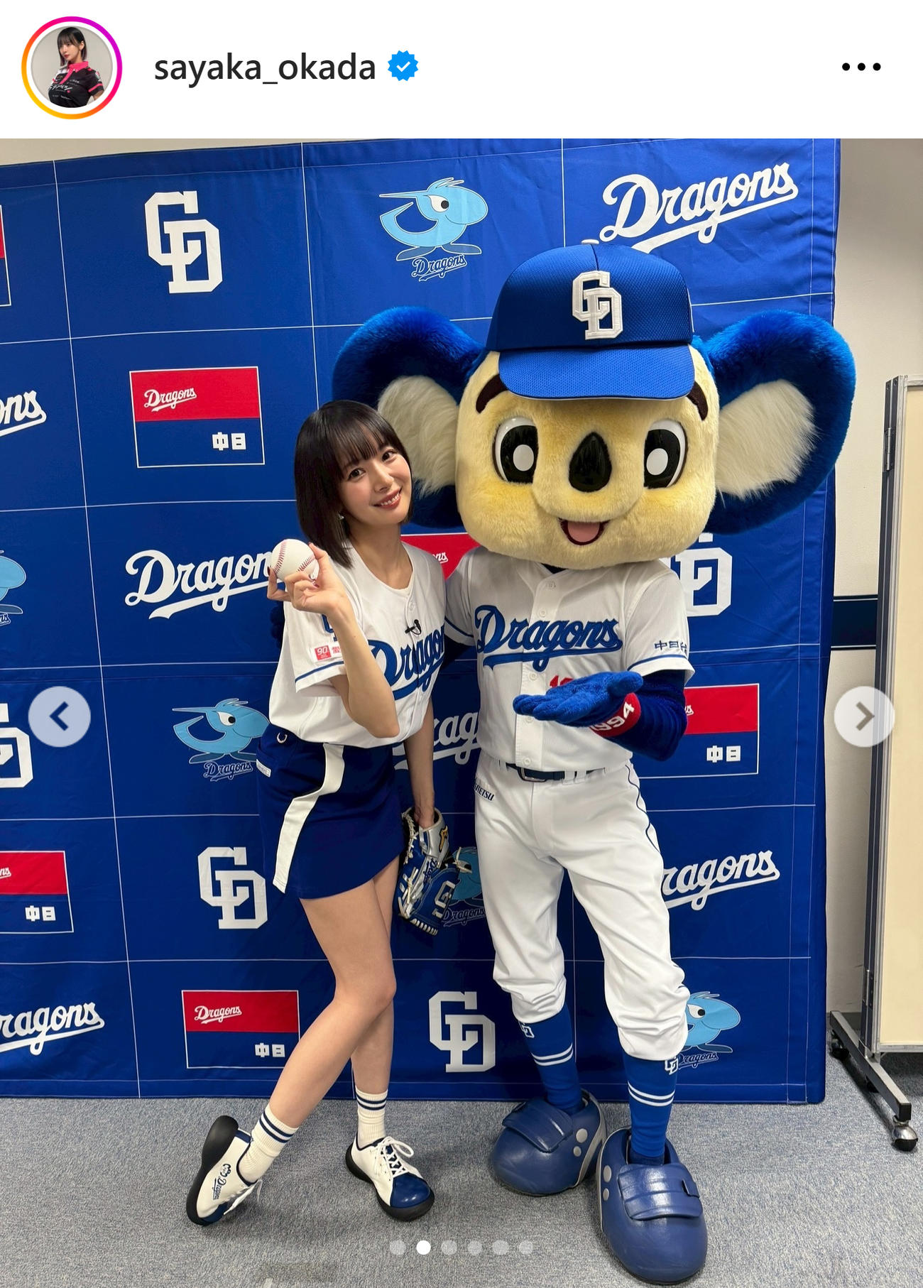 ドアラとツーショット（岡田紗佳のインスタグラムから）