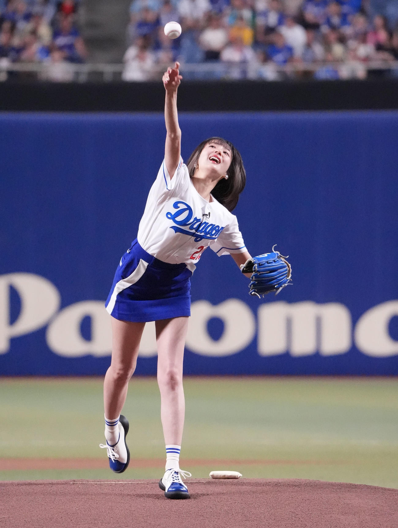 中日対日本ハム　試合前、始球式を行うプロ雀士の岡田紗佳（撮影・森本幸一）