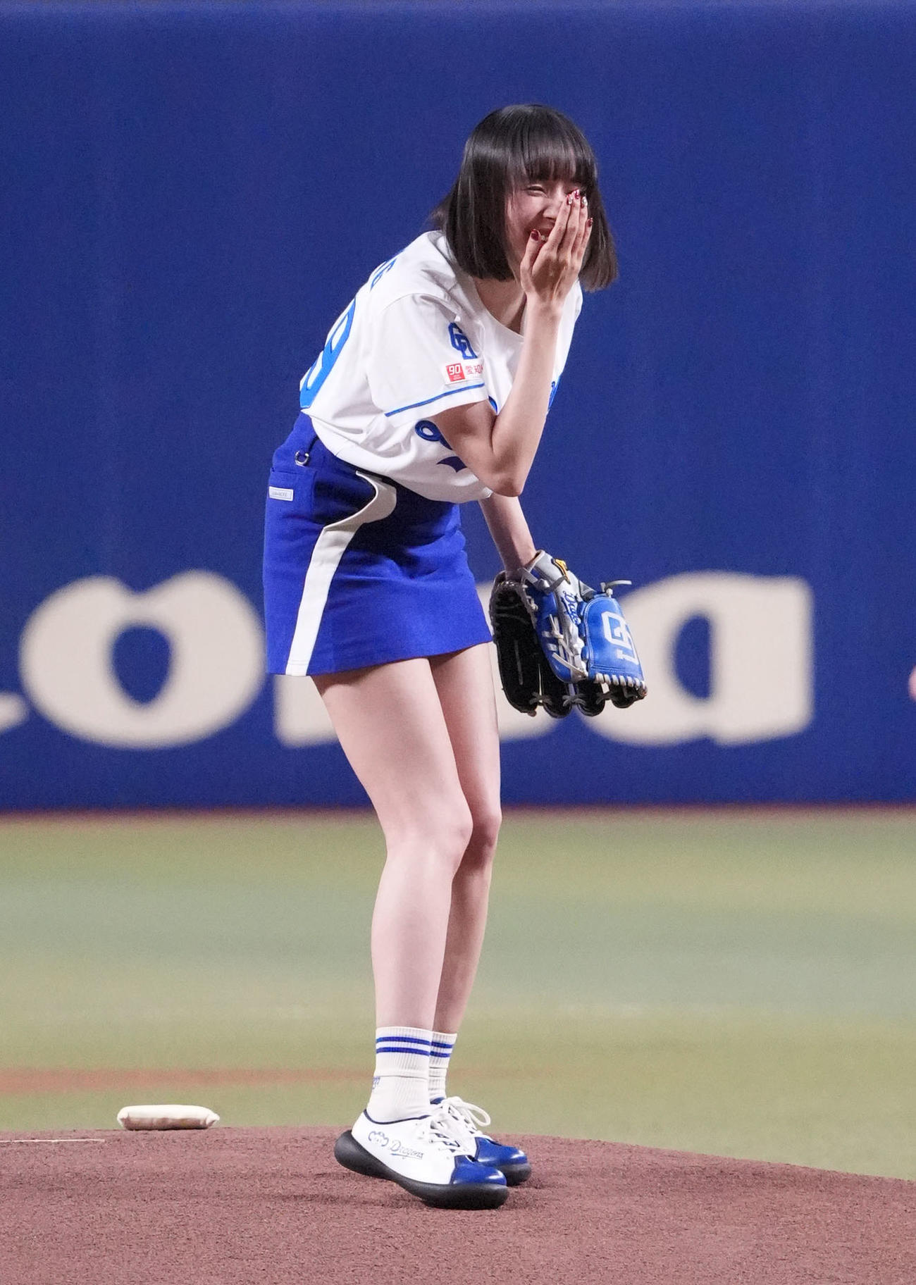 中日対日本ハム　試合前、始球式を行うプロ雀士の岡田紗佳（撮影・森本幸一）