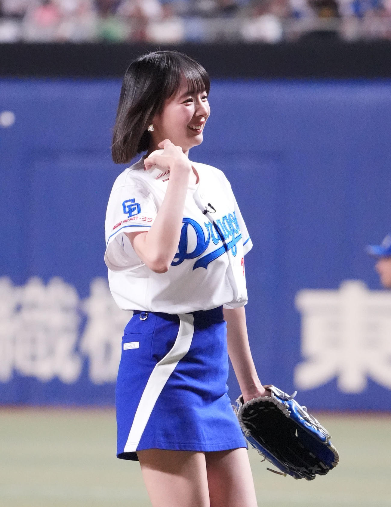 中日対日本ハム　試合前、始球式を行ったプロ雀士の岡田紗佳（撮影・森本幸一）