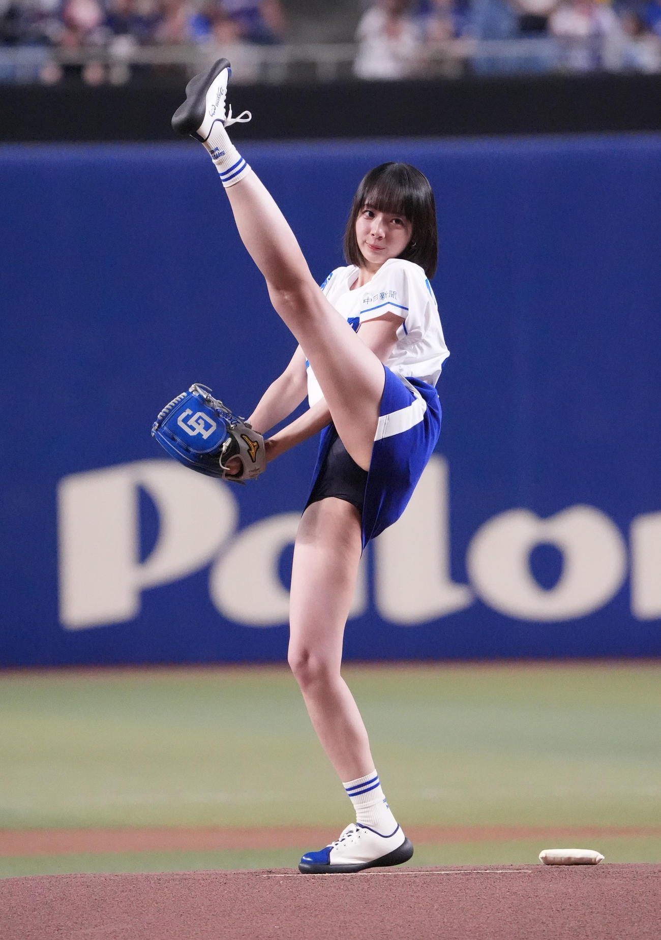 中日対日本ハム　試合前、始球式を行うプロ雀士の岡田紗佳（撮影・森本幸一）