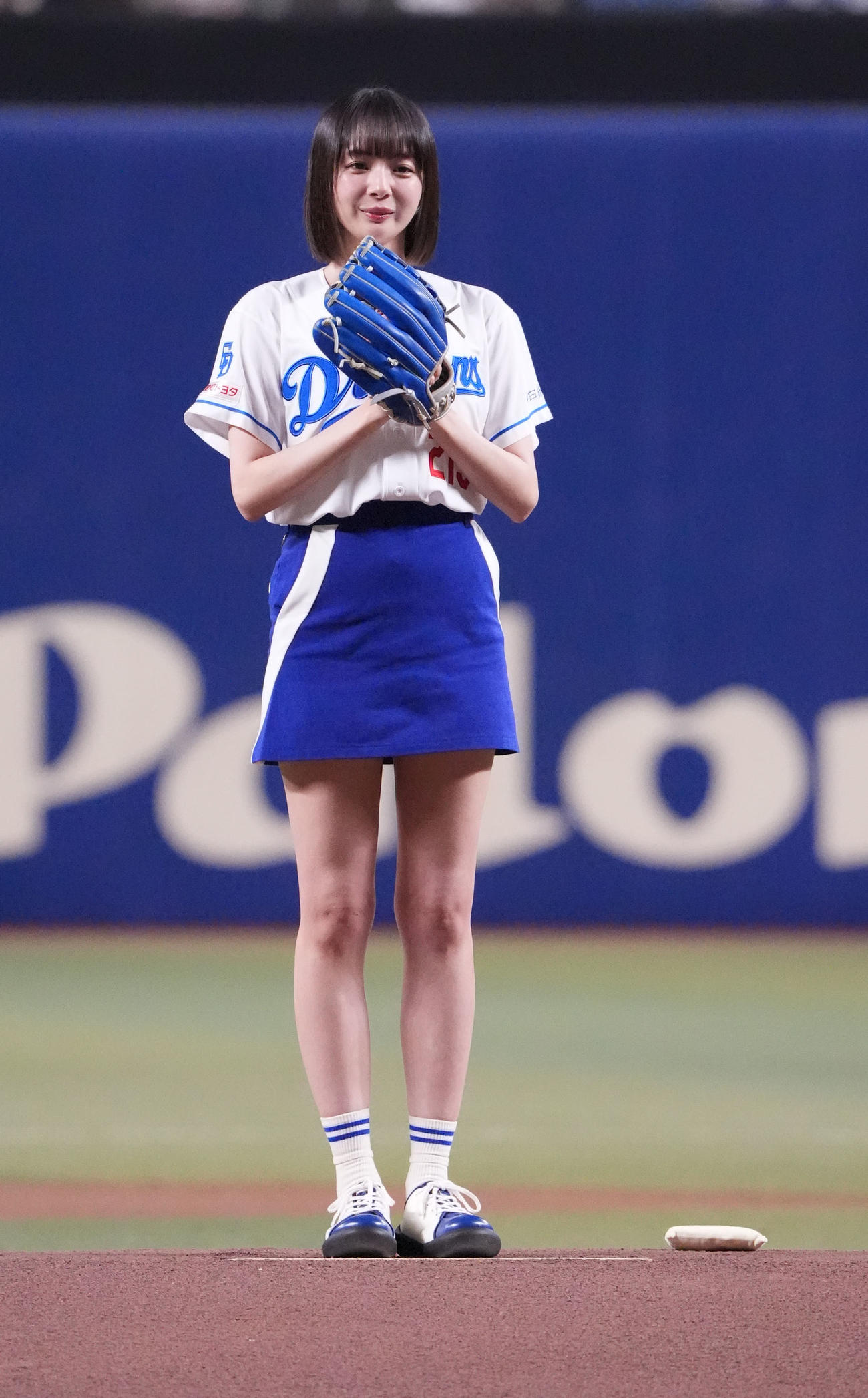 中日対日本ハム　試合前、始球式を行うプロ雀士の岡田紗佳（撮影・森本幸一）