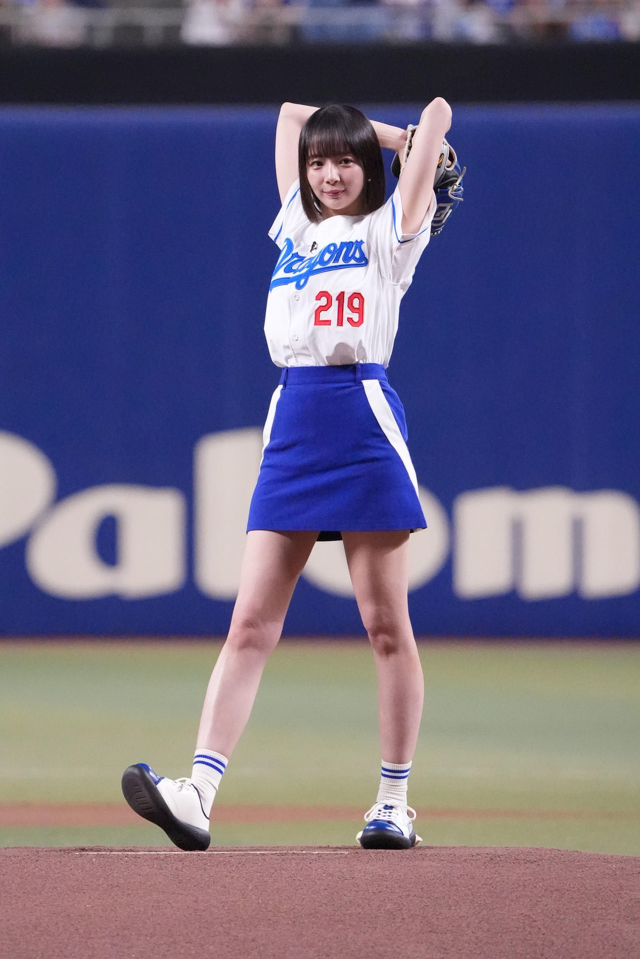 中日対日本ハム　試合前、始球式を行うプロ雀士の岡田紗佳（撮影・森本幸一）