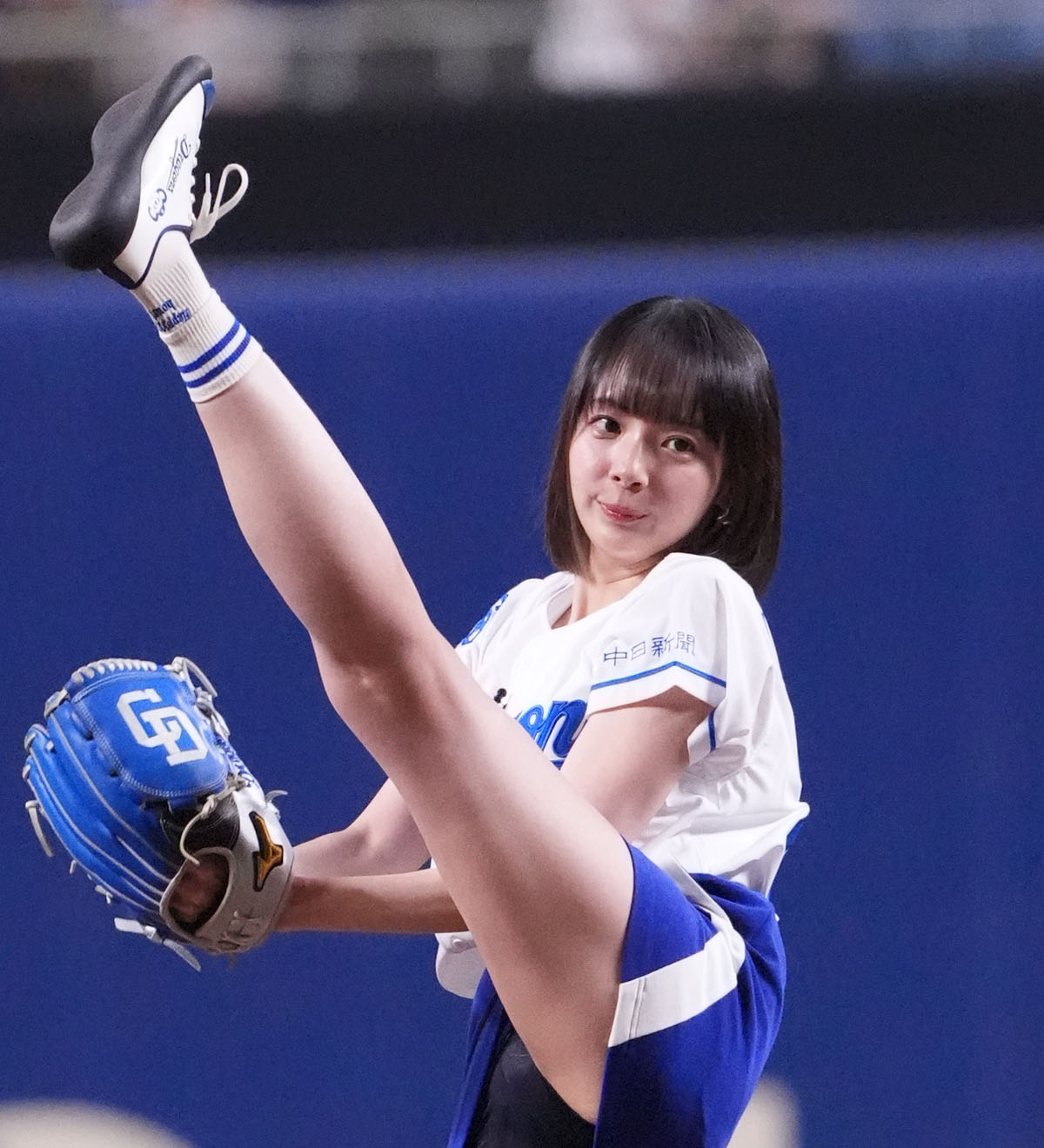 中日対日本ハム　試合前、始球式を行うプロ雀士の岡田紗佳（撮影・森本幸一）