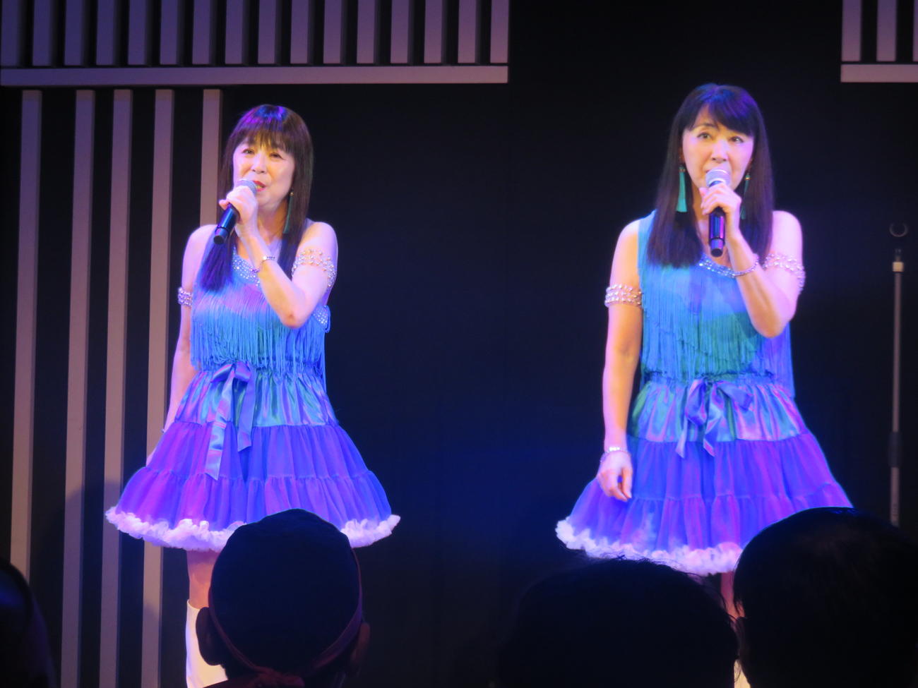 水色のミニのピンクレディー風衣装で歌うmyun（左）とyayo