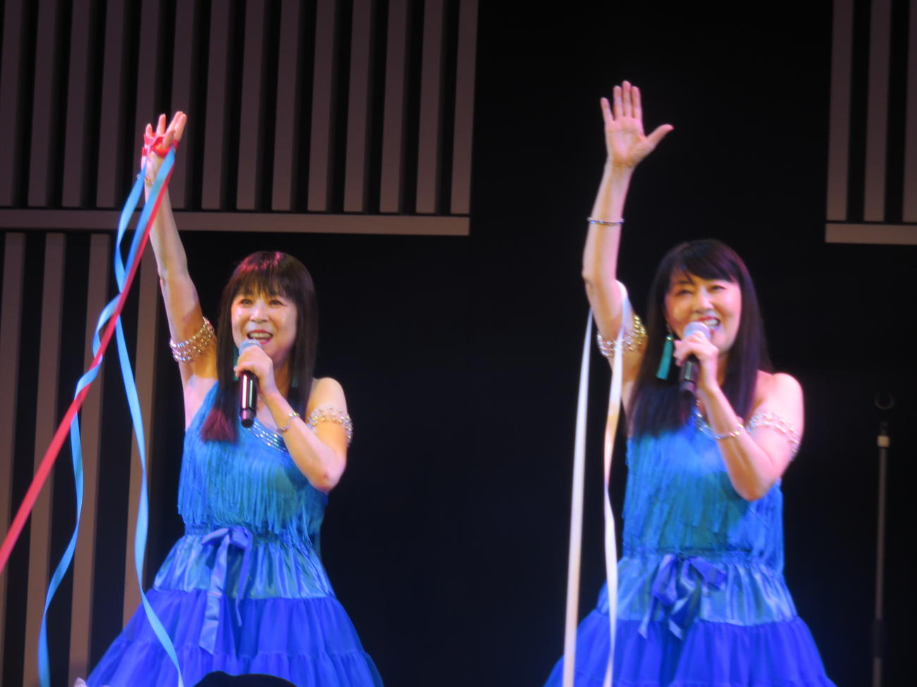 水色のミニのピンクレディー風衣装で歌うmyun（左）とyayo