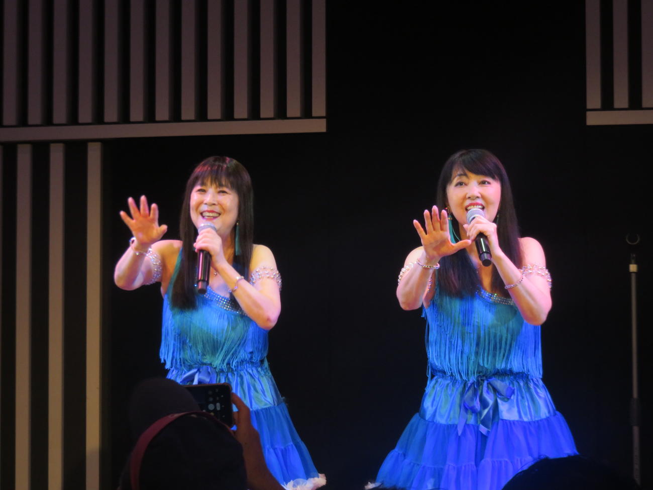 水色のミニのピンクレディー風衣装で歌うmyun（左）とyayo