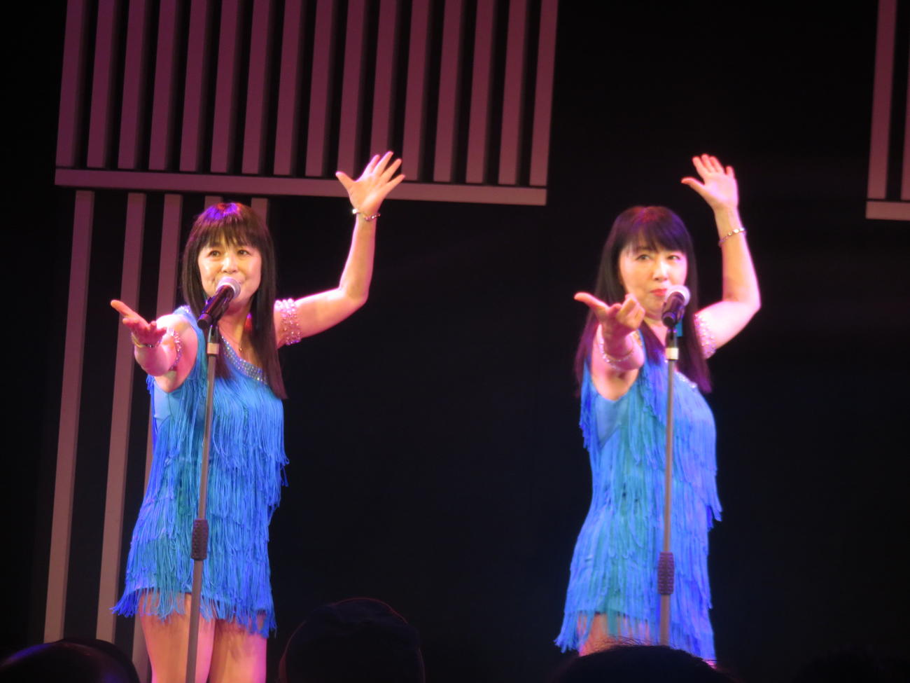 水色のミニのピンクレディー風衣装で歌うmyun（左）とyayo