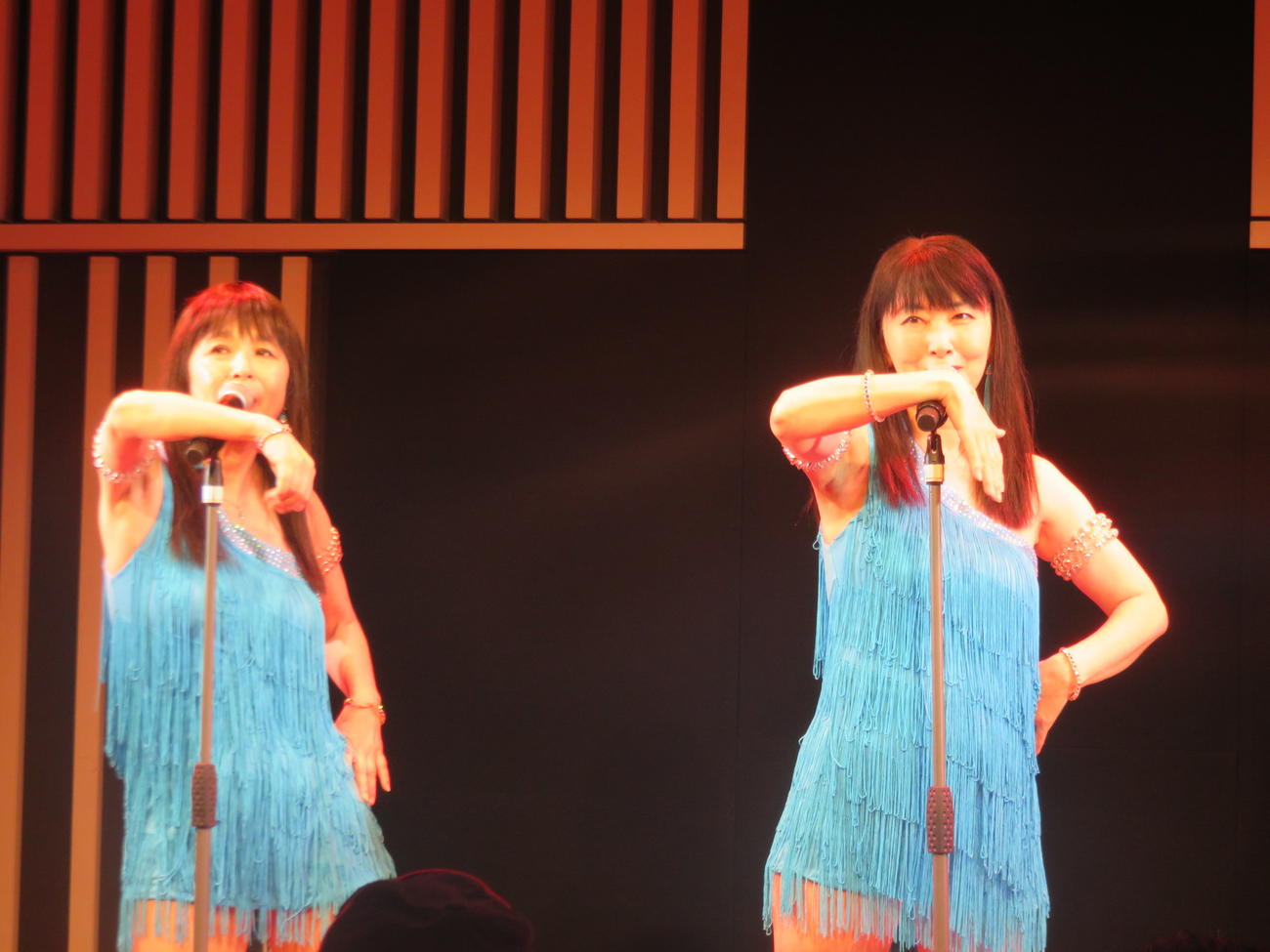 水色のミニのピンクレディー風衣装で歌うmyun（左）とyayo