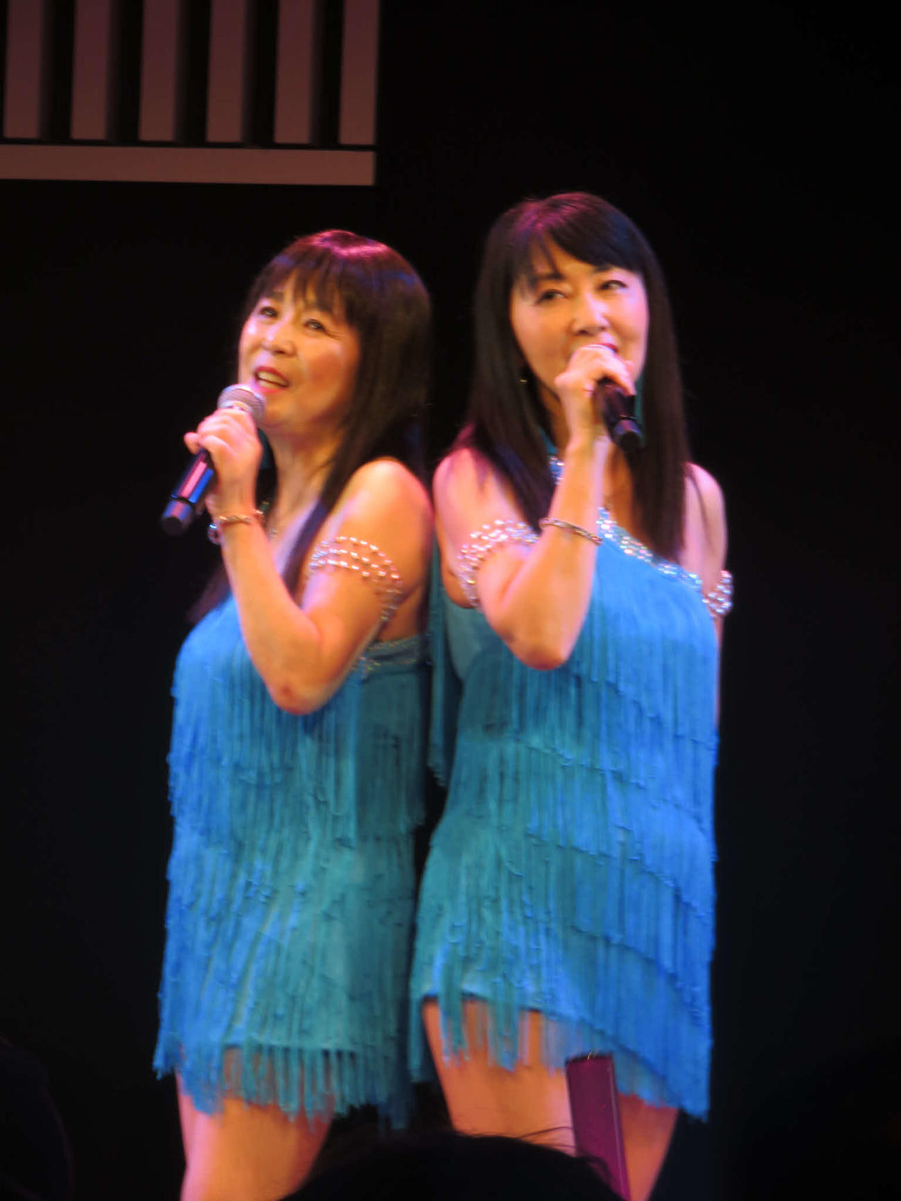 水色のミニのピンクレディー風衣装で歌うmyun（左）とyayo