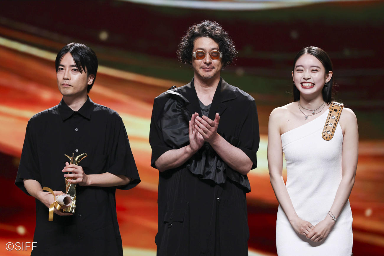 第27回上海映画祭で審査員特別賞を受賞した「夏の砂の上」の、左から玉田真也監督、オダギリジョー、高石あかり