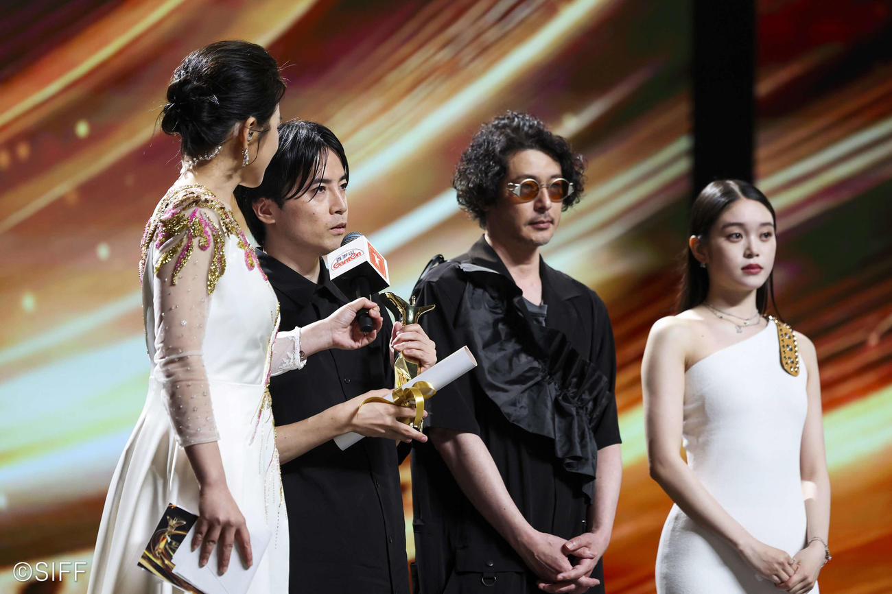 第27回上海映画祭で審査員特別賞を受賞した「夏の砂の上」の、左2人目から玉田真也監督、オダギリジョー、高石あかり
