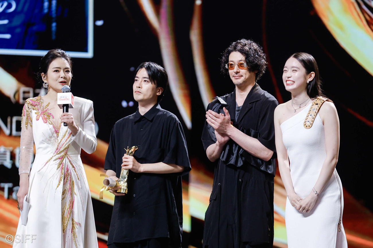 第27回上海映画祭で審査員特別賞を受賞した「夏の砂の上」の、左2人目から玉田真也監督、オダギリジョー、高石あかり
