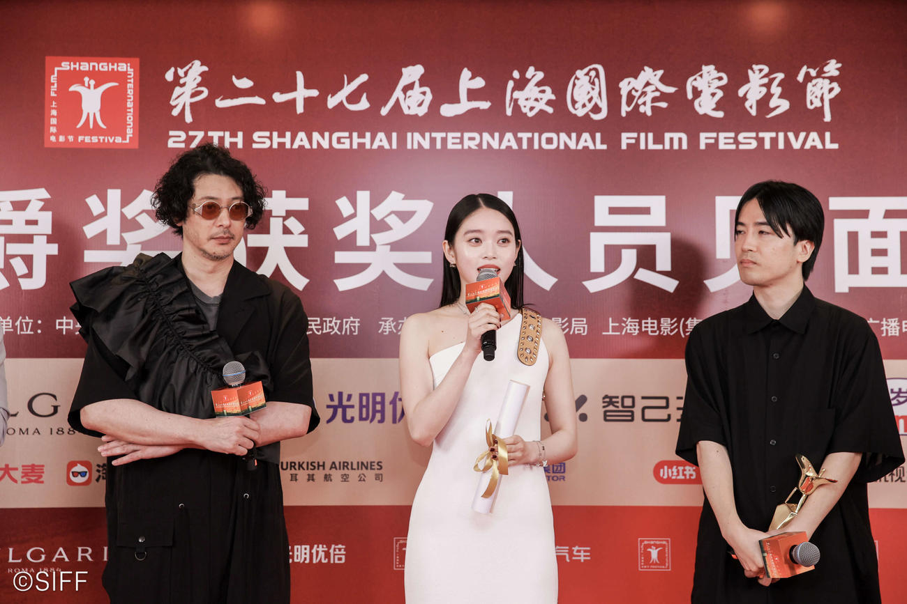 第27回上海映画祭で審査員特別賞を受賞し、会見に応じた「夏の砂の上」の、左からオダギリジョー、高石あかり、玉田真也監督