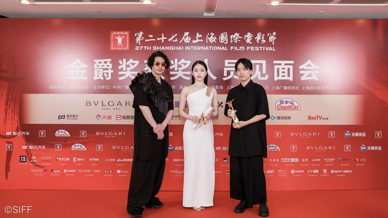第27回上海映画祭で審査員特別賞を受賞し、会見に臨む「夏の砂の上」の、左からオダギリジョー、高石あかり、玉田真也監督