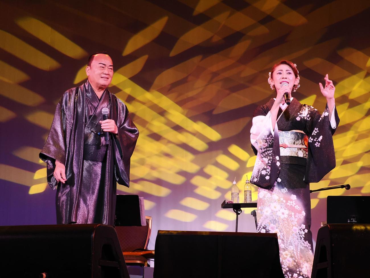 30周年記念パーティーで歌う美貴じゅん子（右）と師匠の細川たかし（C)Tomoko Hidaki