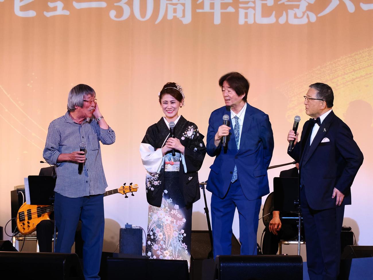 30周年記念パーティーでトークする、左から作曲家岡千秋氏、美貴じゅん子、作詞家石原信一氏、MCの徳光和夫氏（C)Tomoko Hidaki