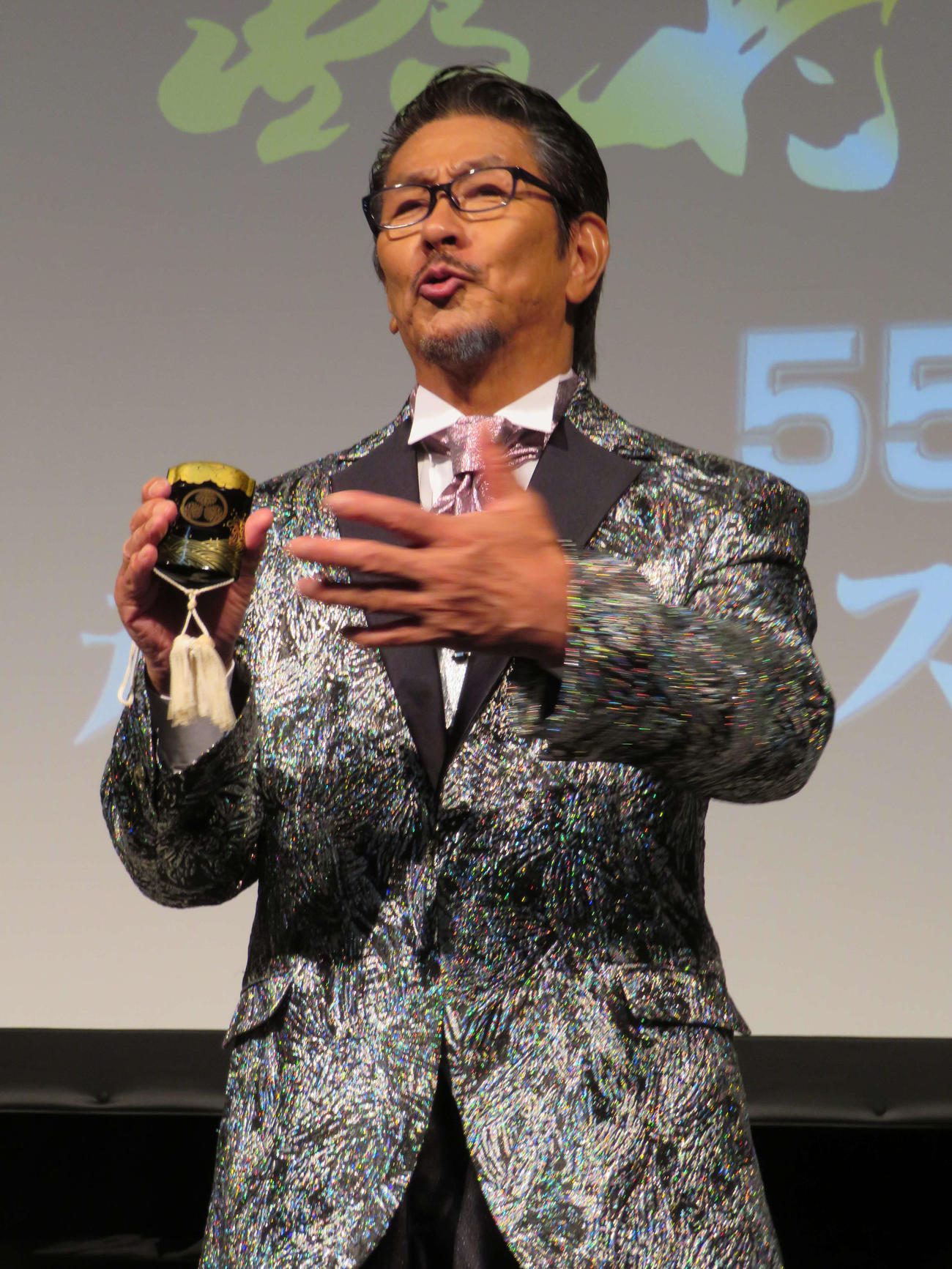 55周年記念イベント「野村将希　55th　永遠のストーリー」で「水戸黄門」の印籠を手にした野村将希