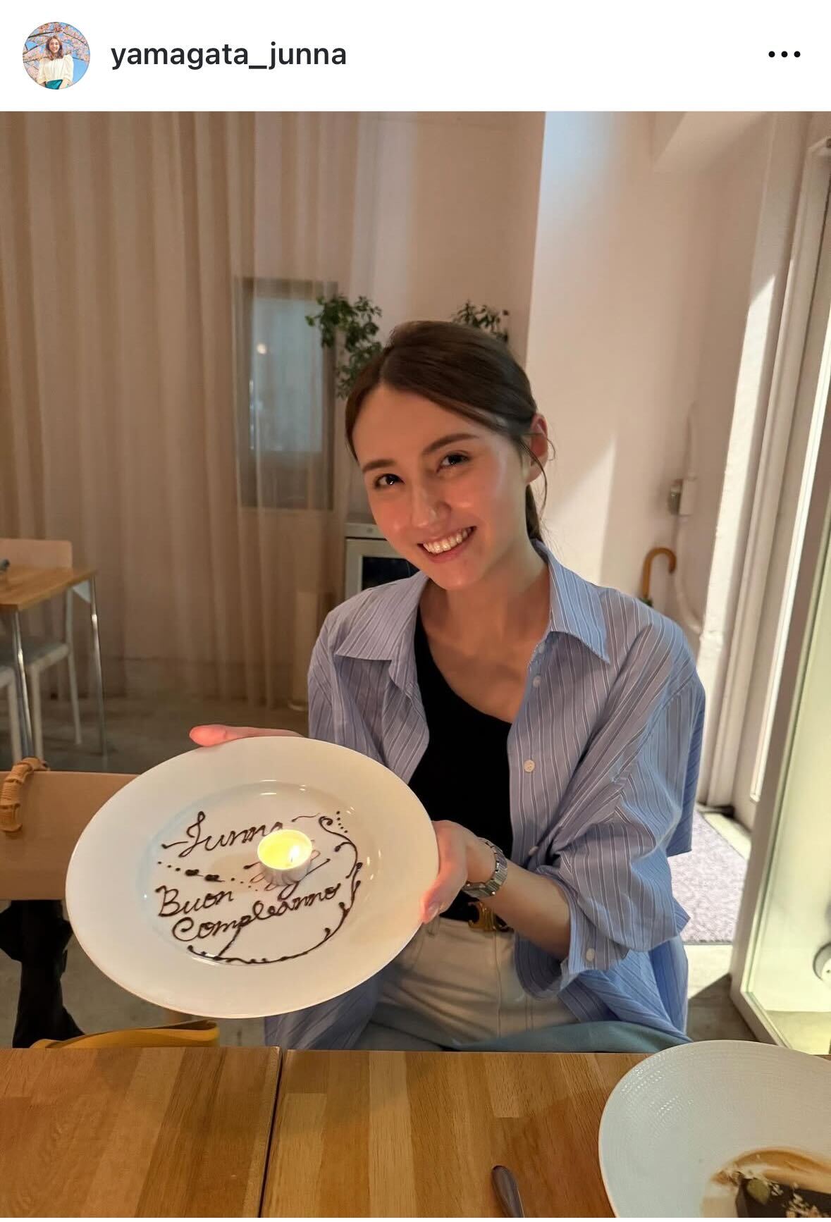 バースデープレートを手にする山形純菜アナ（インスタグラムから）