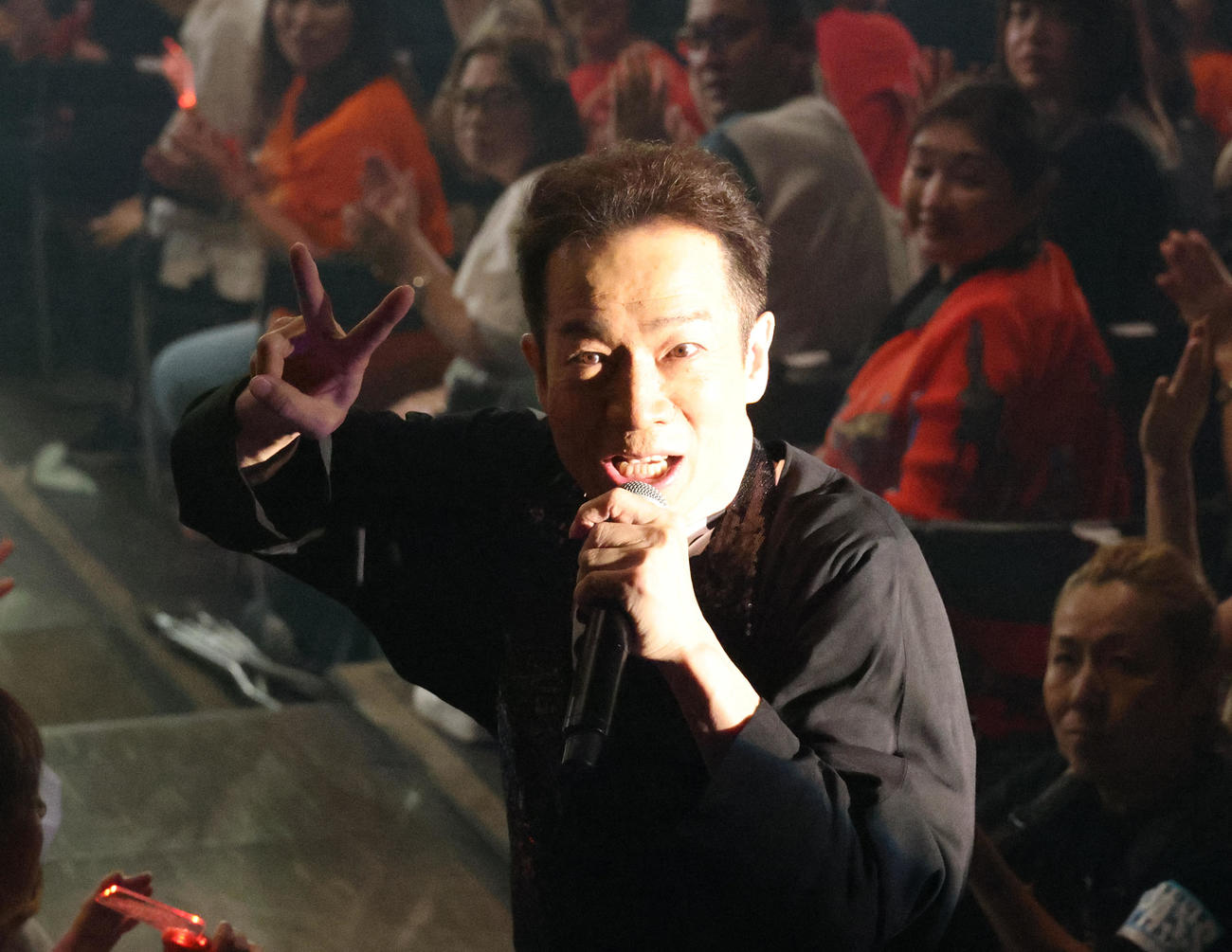 楽しいパフォーマンスで「ニューシングル・リリース・パーティ2025」を盛り上げる田原俊彦（撮影・中島郁夫）