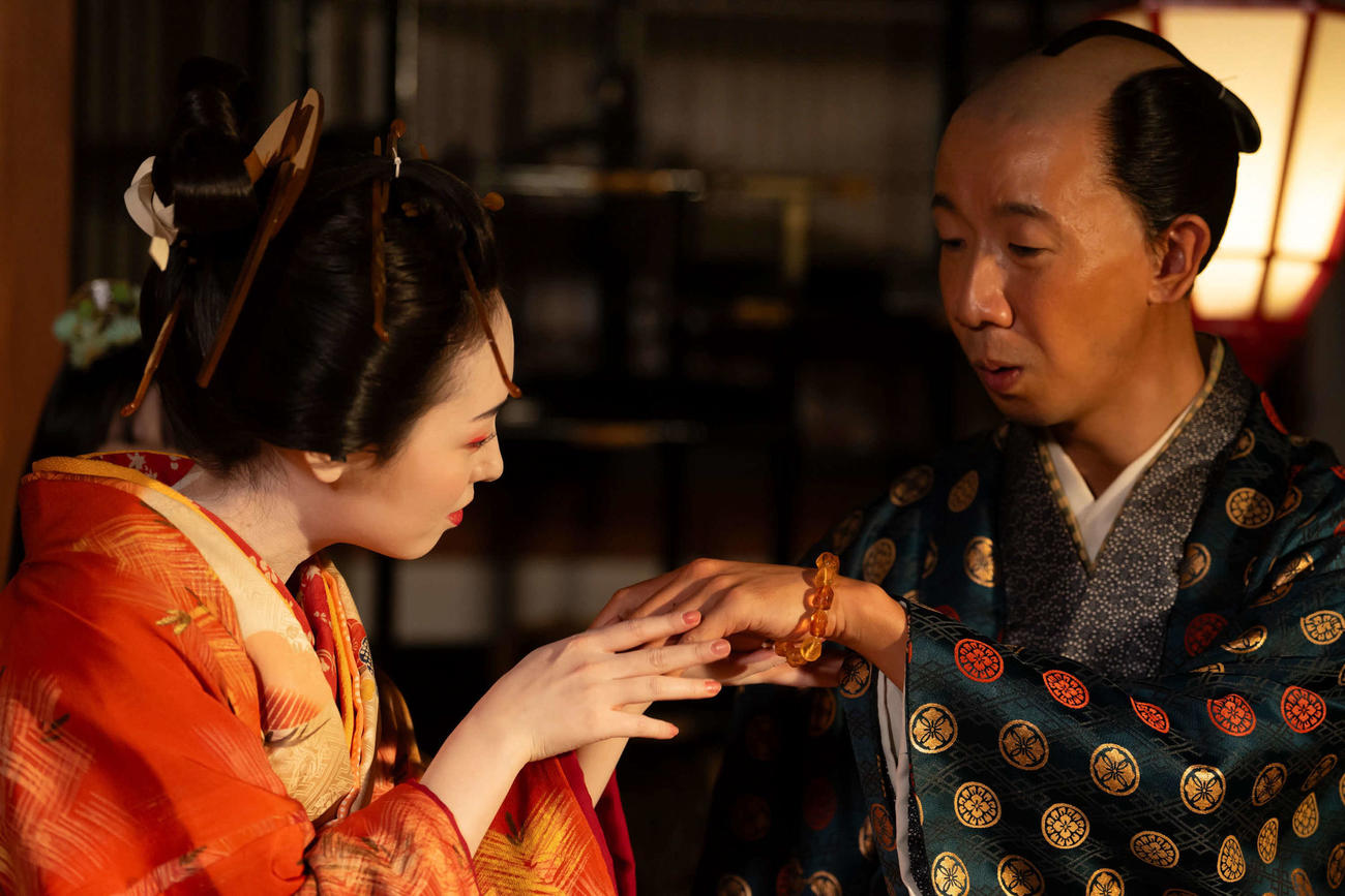 NHK大河ドラマ「べらぼう～蔦重栄華乃夢噺～」で福原遥（左）との演技に臨む、ひょうろく